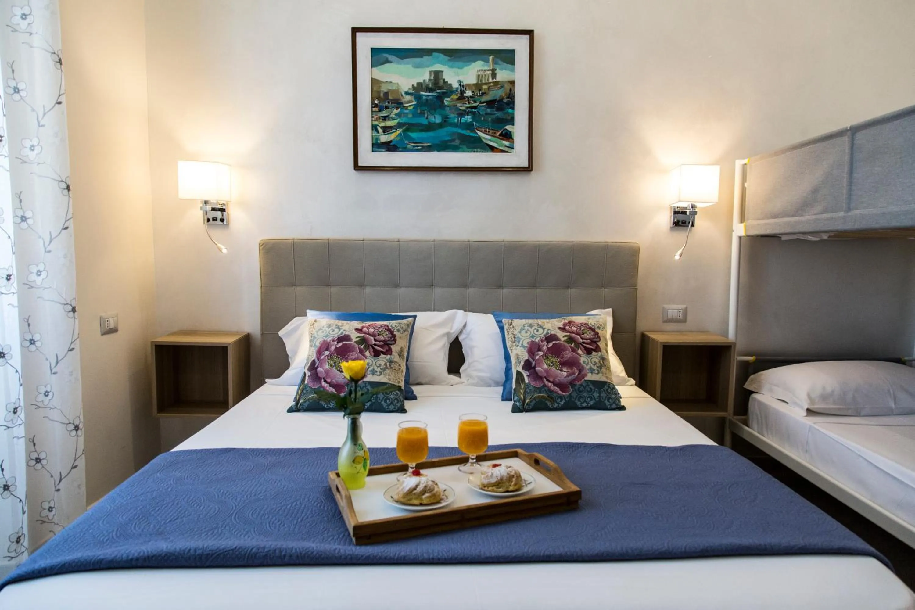 Bed in Tourist Appartment Port Inn - Free Transport Structure to Cruise Ship