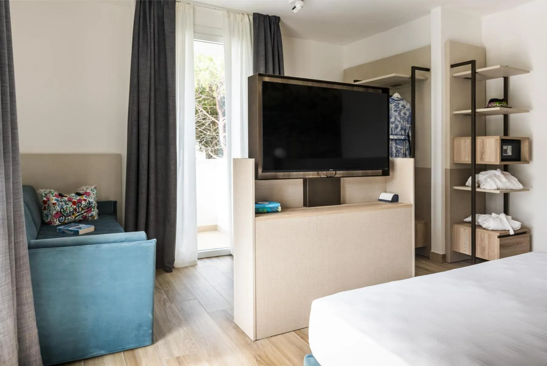 Property building, Bed in Life Hotel 4 Superior