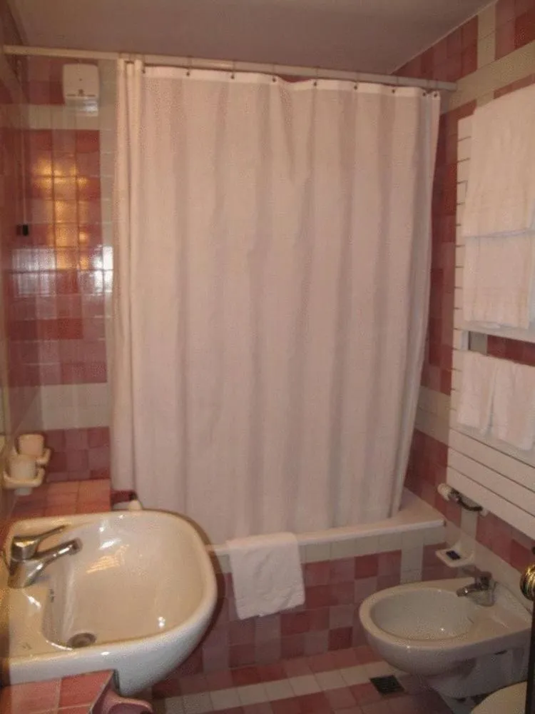Bathroom in Hotel Piccola Fenice