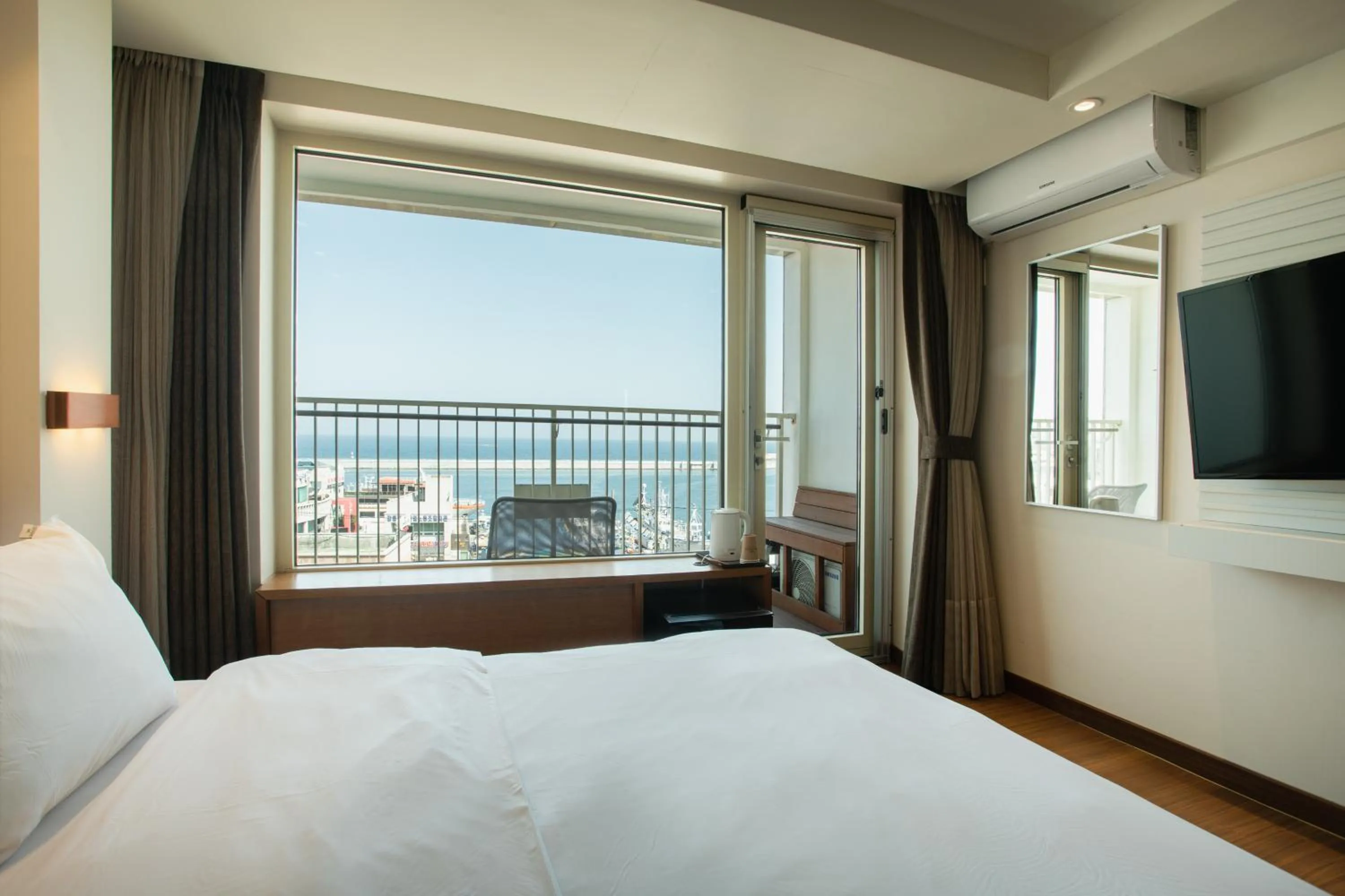 Sea view, Bed in Winners Hotel