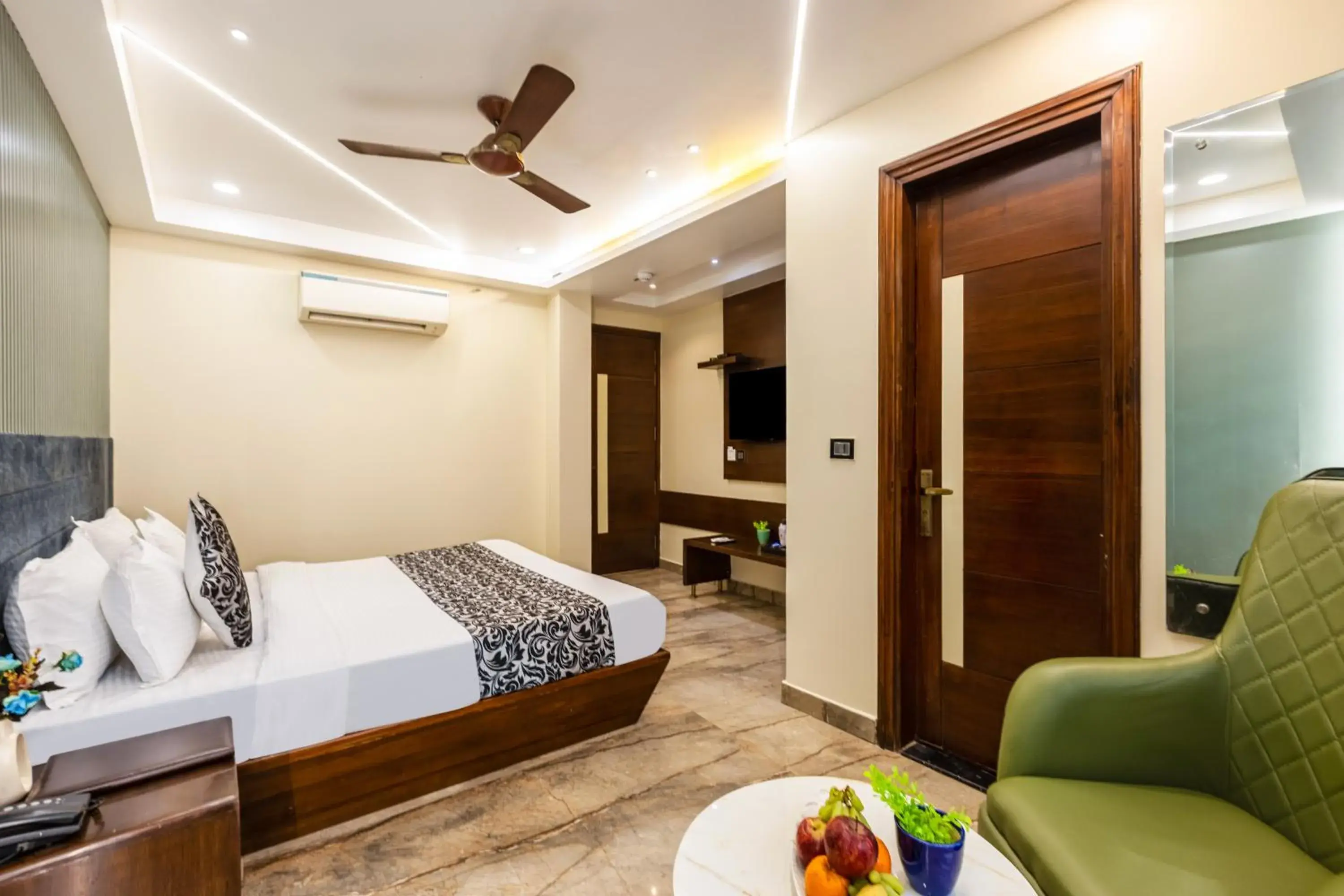 TV and multimedia, Bed in The Vanson Delite "Newly Rebuilt 2026" - Near New Delhi Station & Connaught Place TV and multimedia, Bed in The Vanson Delite "Newly Rebuilt 2026" - Near New Delhi Station & Connaught Place