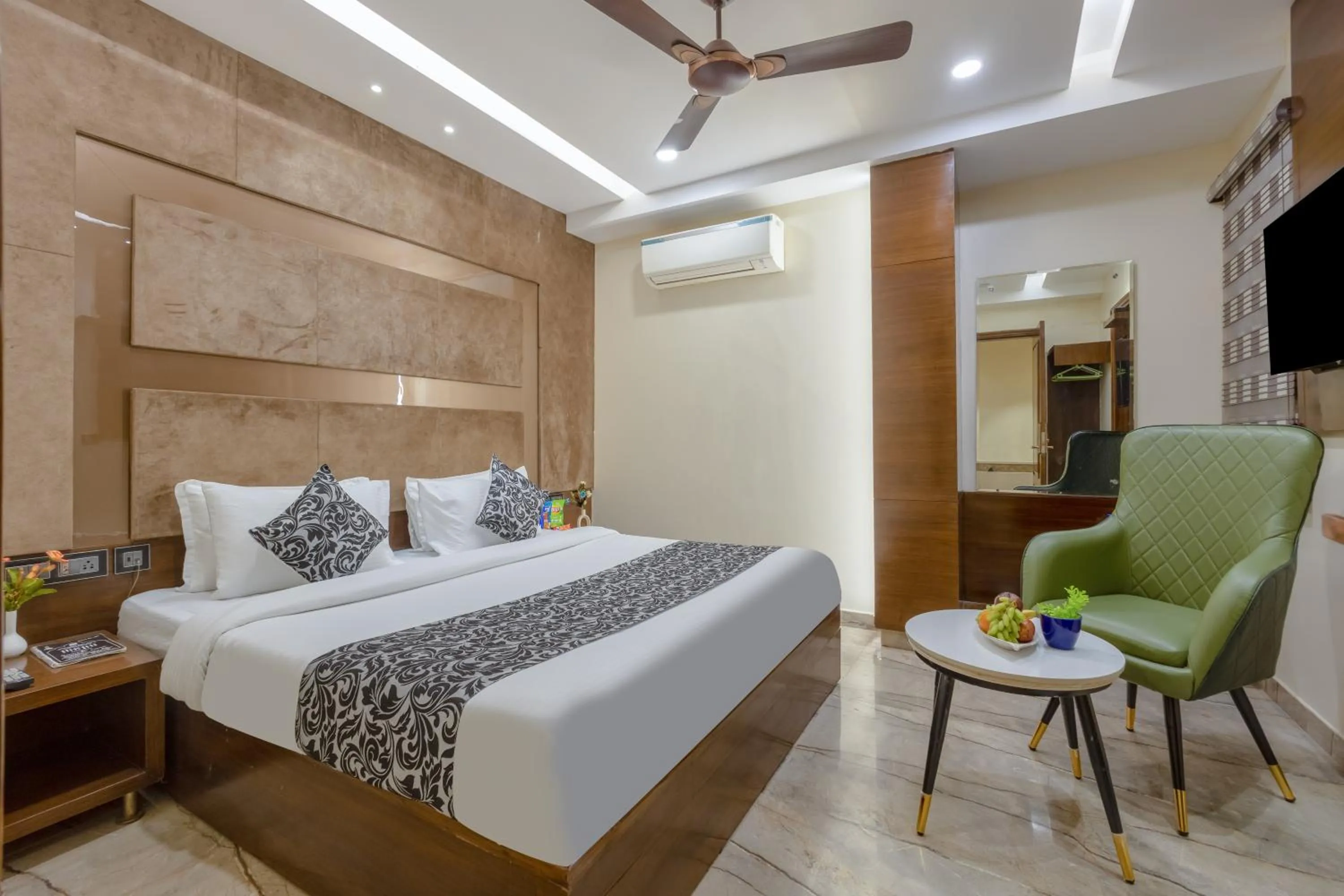 Communal lounge/ TV room, Bed in The Vanson Delite "Newly Rebuilt 2026" - Near New Delhi Station & Connaught Place