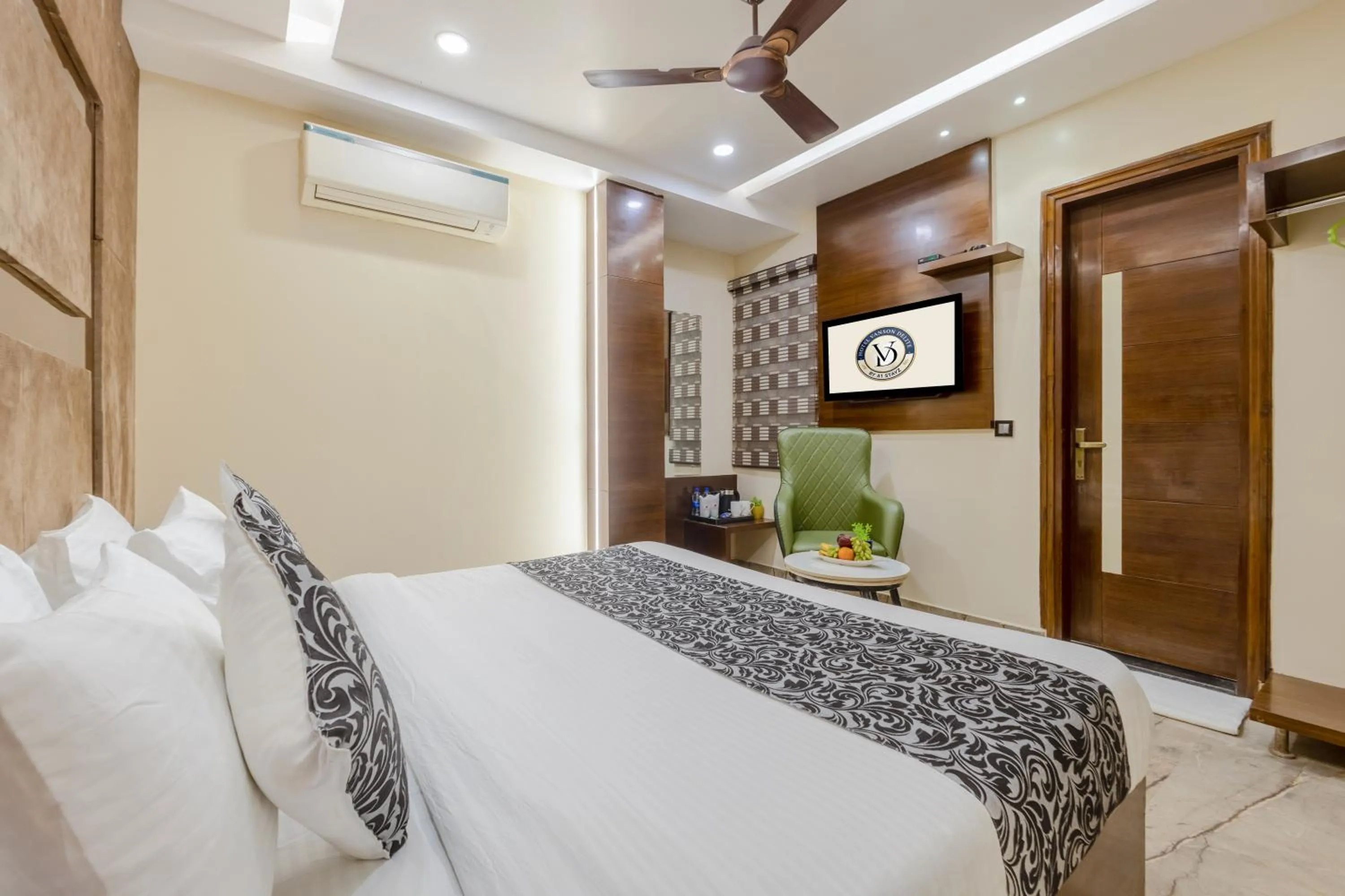 Seating area, Bed in The Vanson Delite "Newly Rebuilt 2026" - Near New Delhi Station & Connaught Place