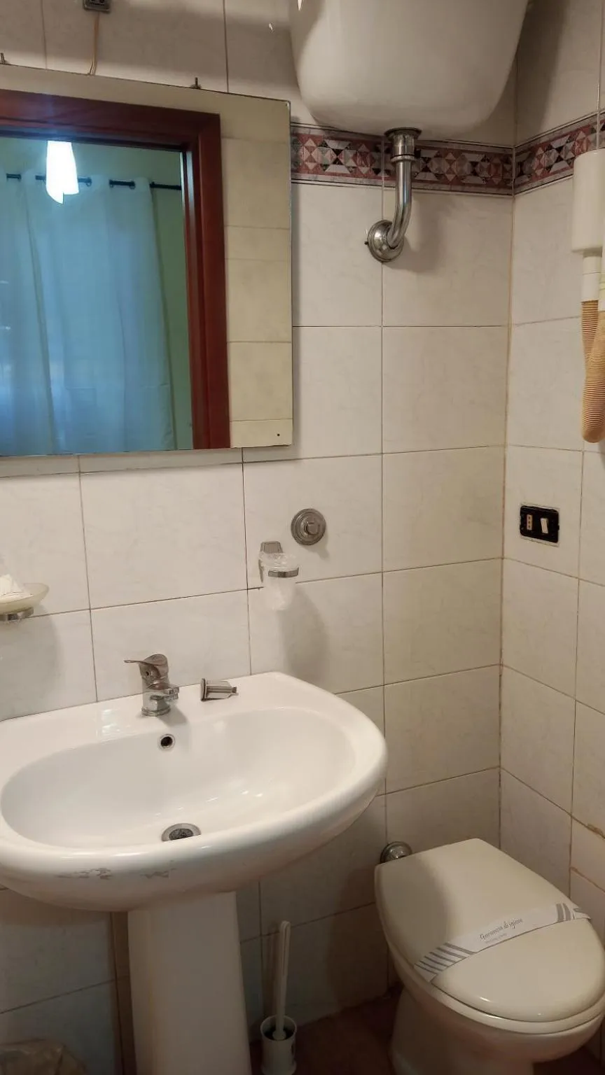 Bathroom in Hotel Eliseo Napoli