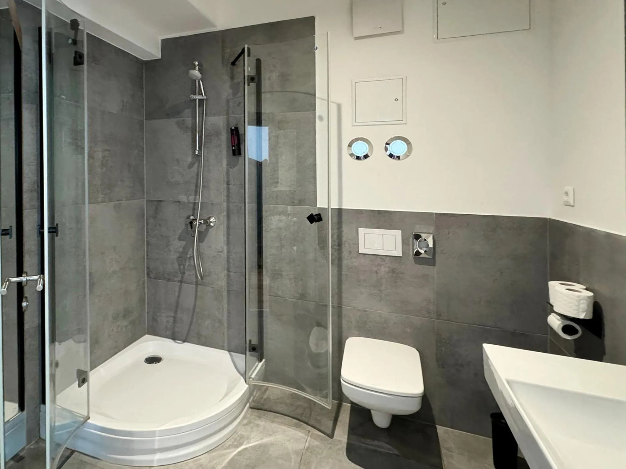 Bathroom in DORMERO Hotel Rüsselsheim Airport-Frankfurt