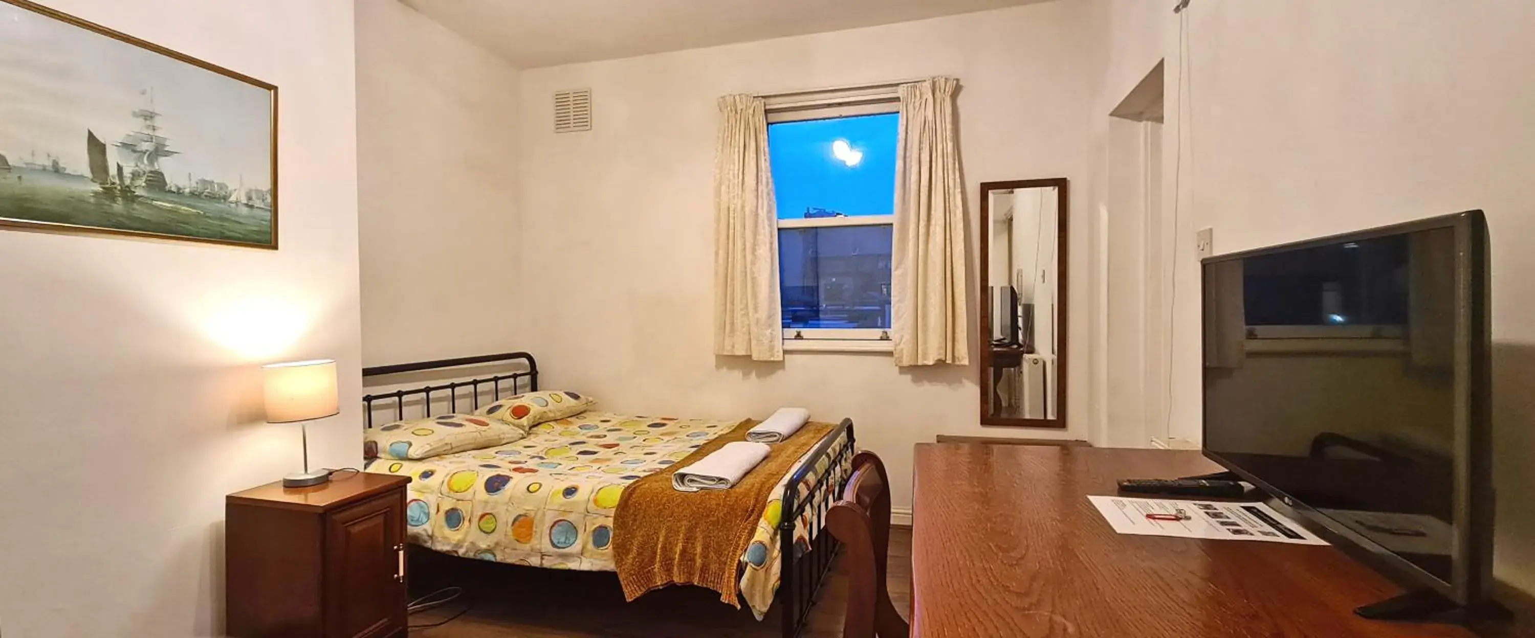 Double Room with Private Bathroom in The Greenwich Pensioner Guesthouse Double Room with Private Bathroom in The Greenwich Pensioner Guesthouse