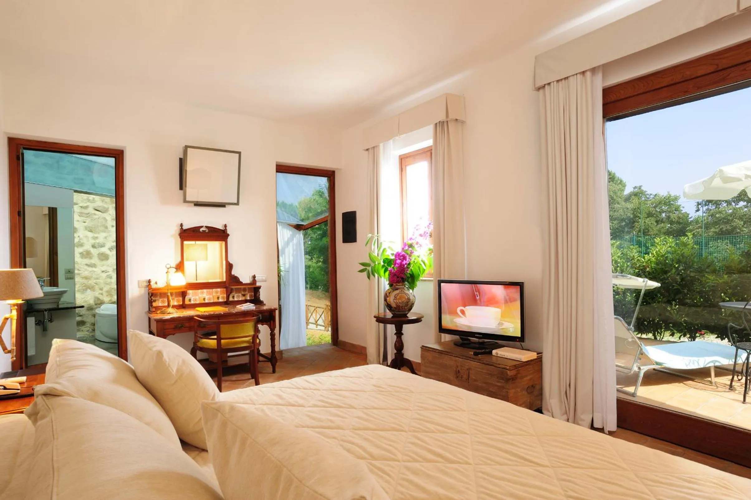 View (from property/room), Bed in Alberi del Paradiso