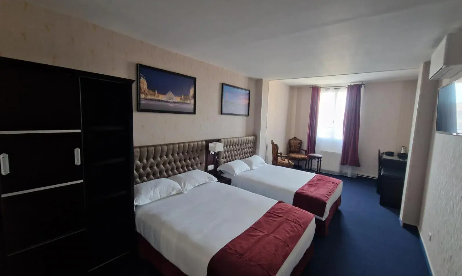 Photo of the whole room, Bed in HOTEL ROYAL Paris Ivry Photo of the whole room, Bed in HOTEL ROYAL Paris Ivry