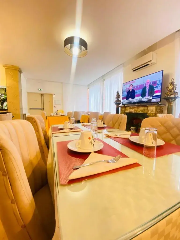 Breakfast in HOTEL ROYAL Paris Ivry Breakfast in HOTEL ROYAL Paris Ivry