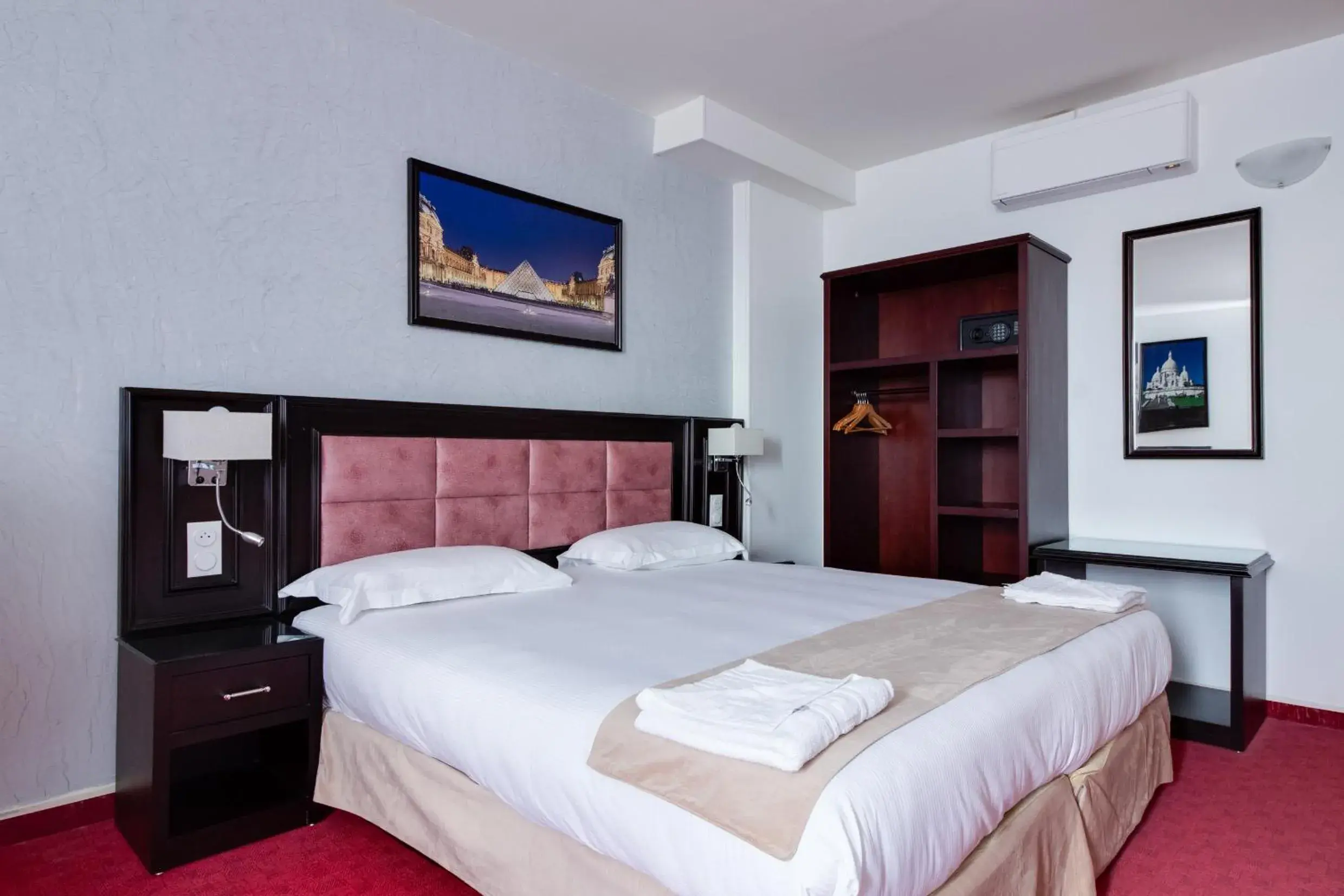 Bed in HOTEL ROYAL Paris Ivry Bed in HOTEL ROYAL Paris Ivry