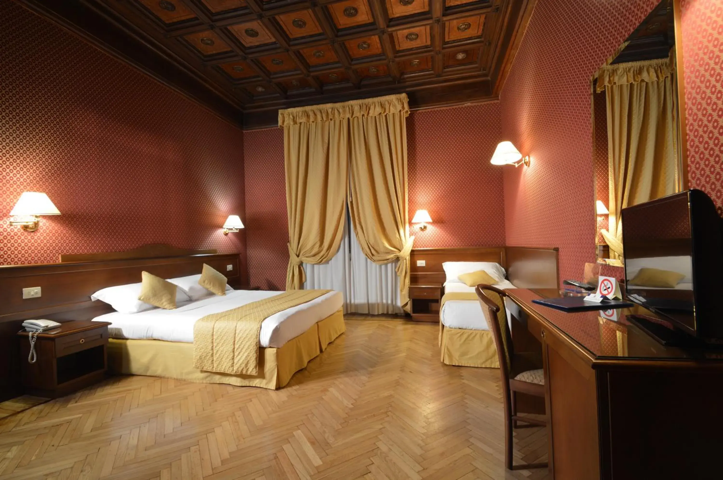 Superior Quadruple Room in Hotel Montecarlo Superior Quadruple Room in Hotel Montecarlo