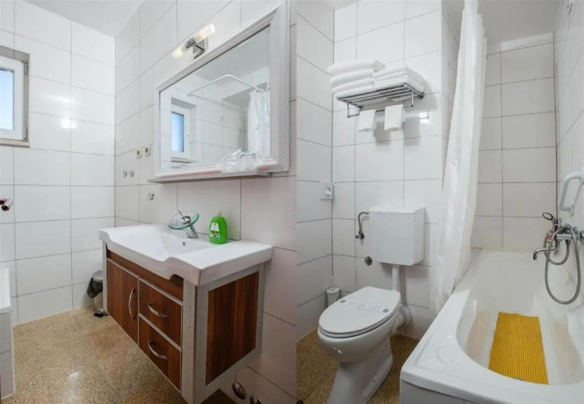 Toilet in Fully equiped Beach Apartments with its own balcony