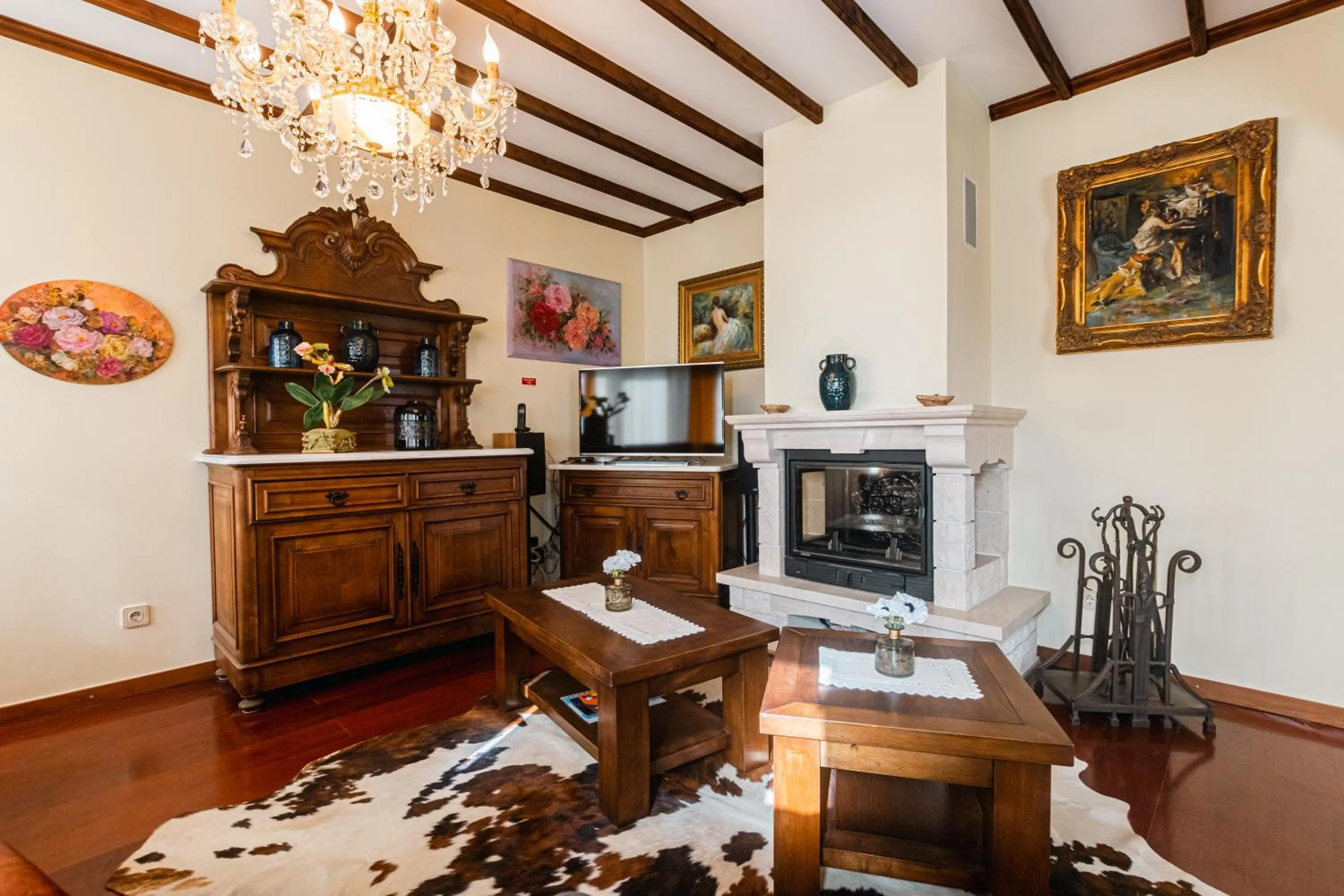 Communal lounge/ TV room in Azores Apartment