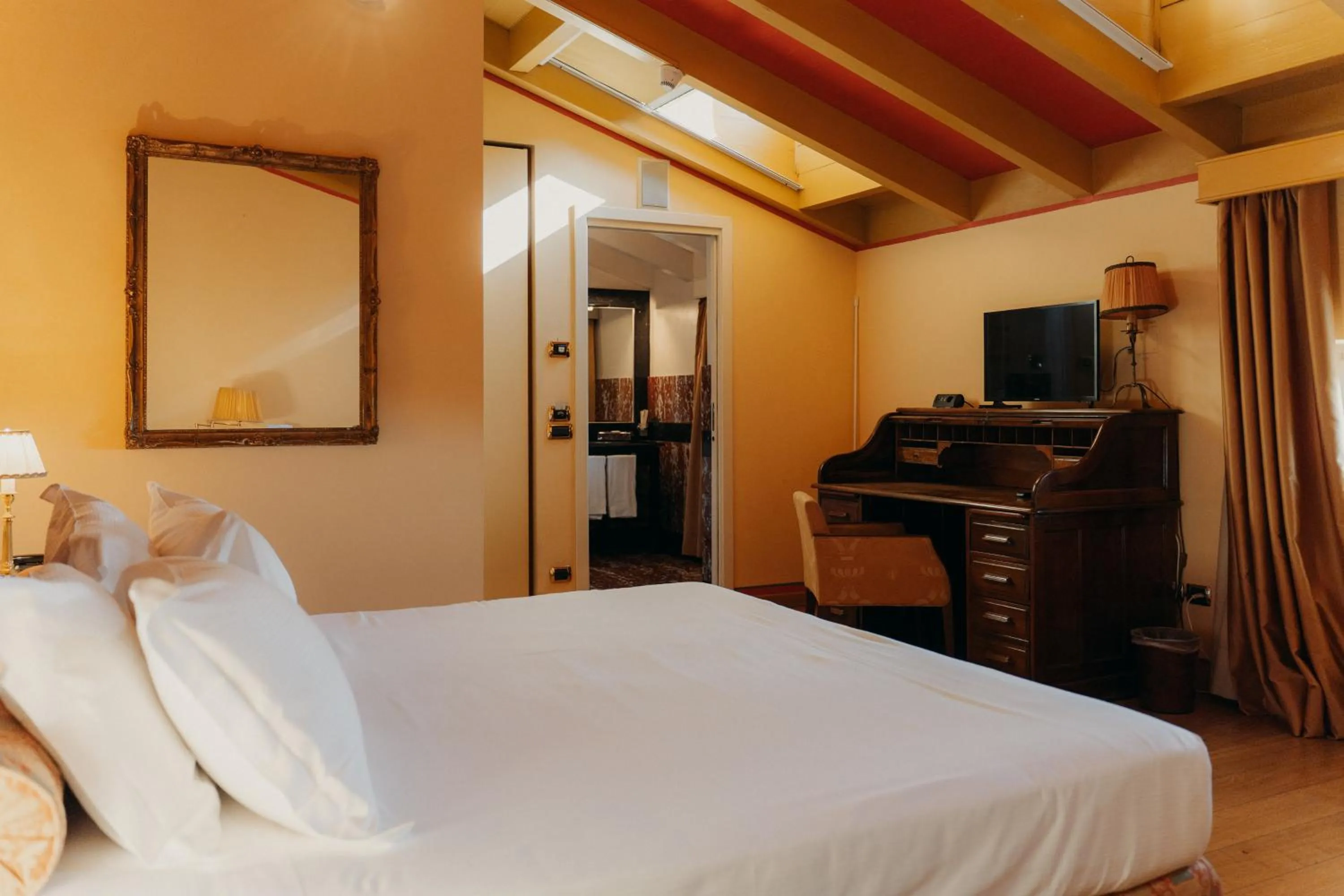 TV and multimedia, Bed in Hotel Palazzo Guiscardo Pietrasanta