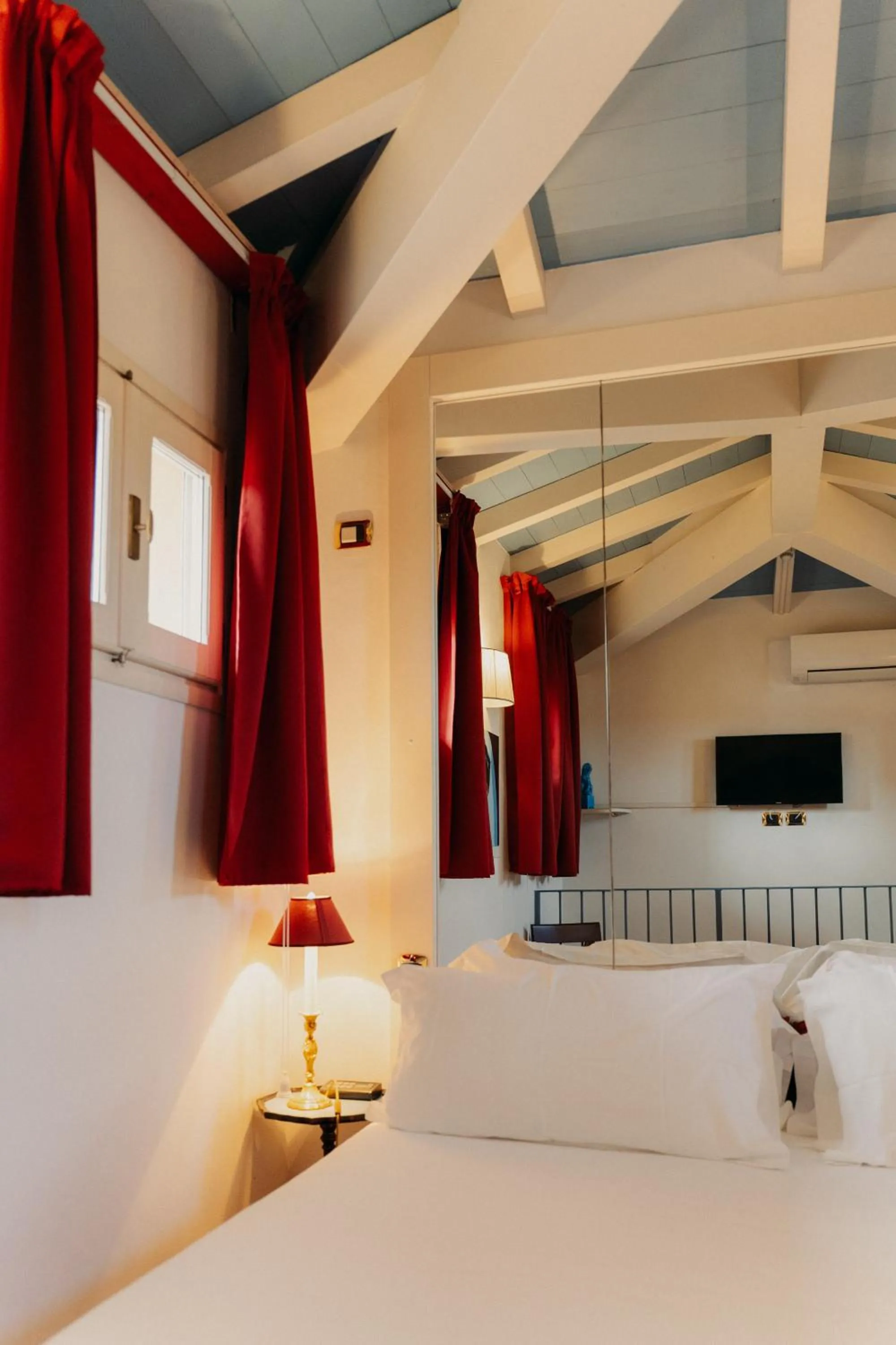 TV and multimedia, Bed in Hotel Palazzo Guiscardo Pietrasanta