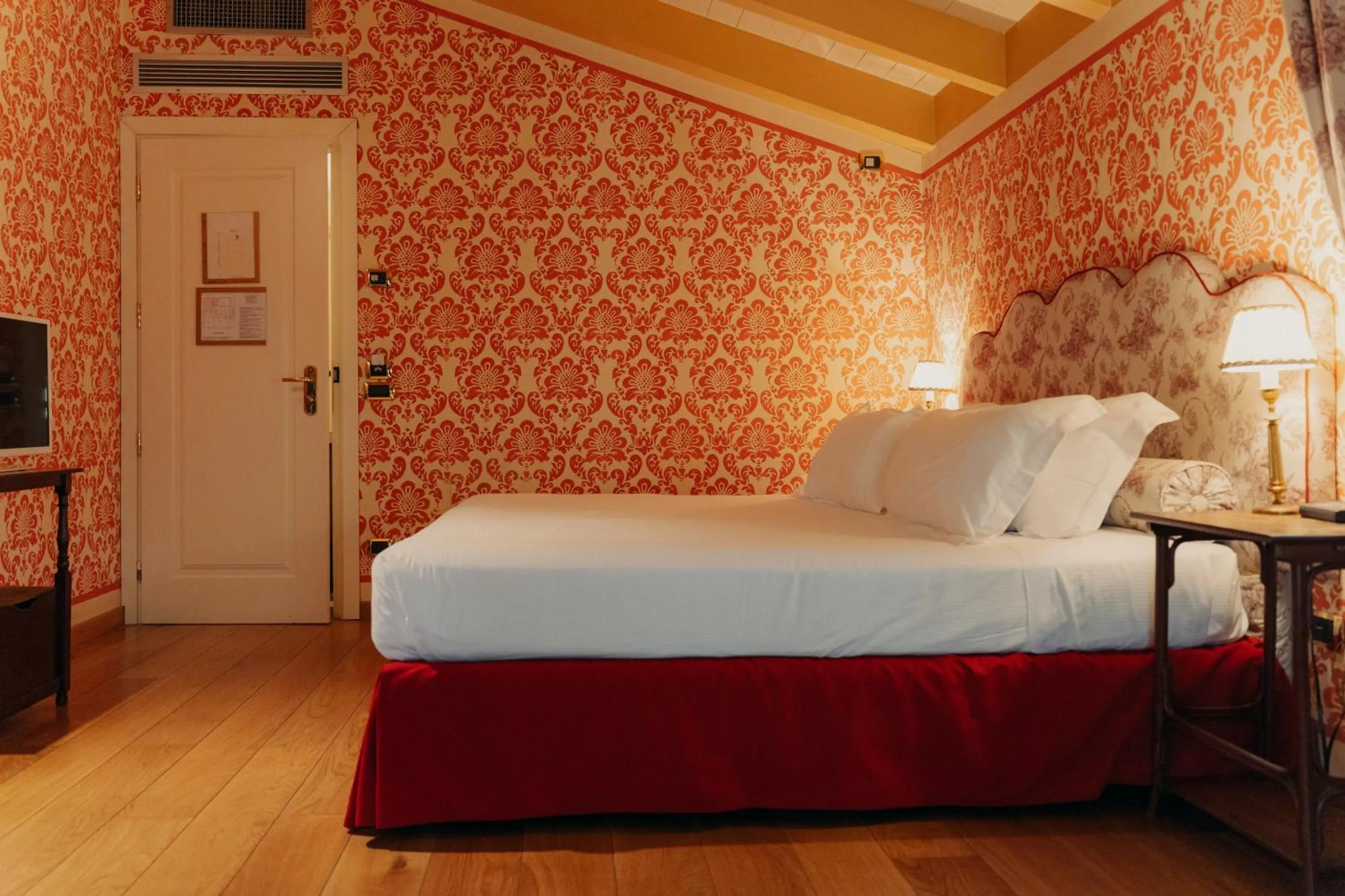 Bed in Hotel Palazzo Guiscardo Pietrasanta