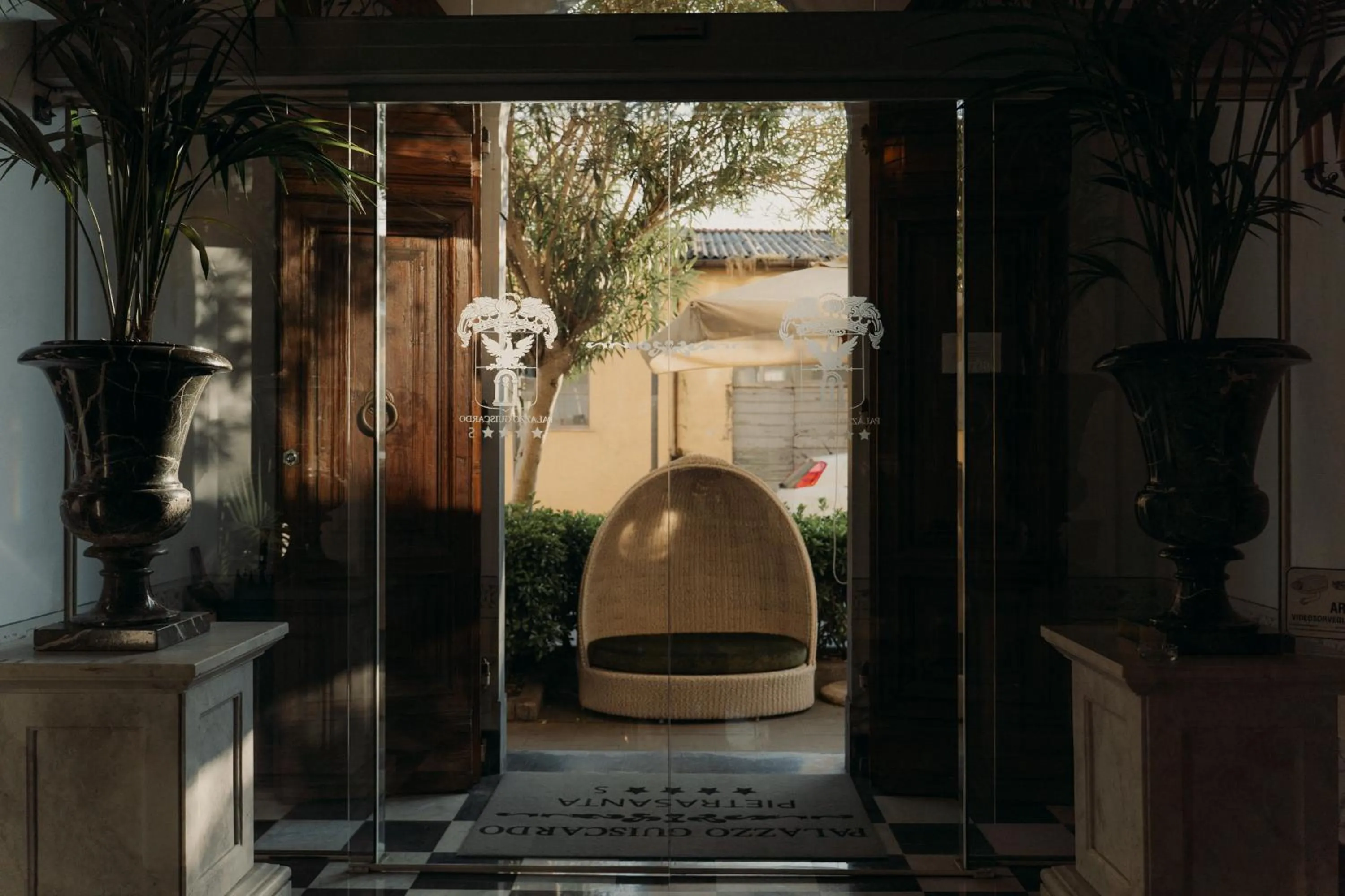 Facade/entrance in Hotel Palazzo Guiscardo Pietrasanta
