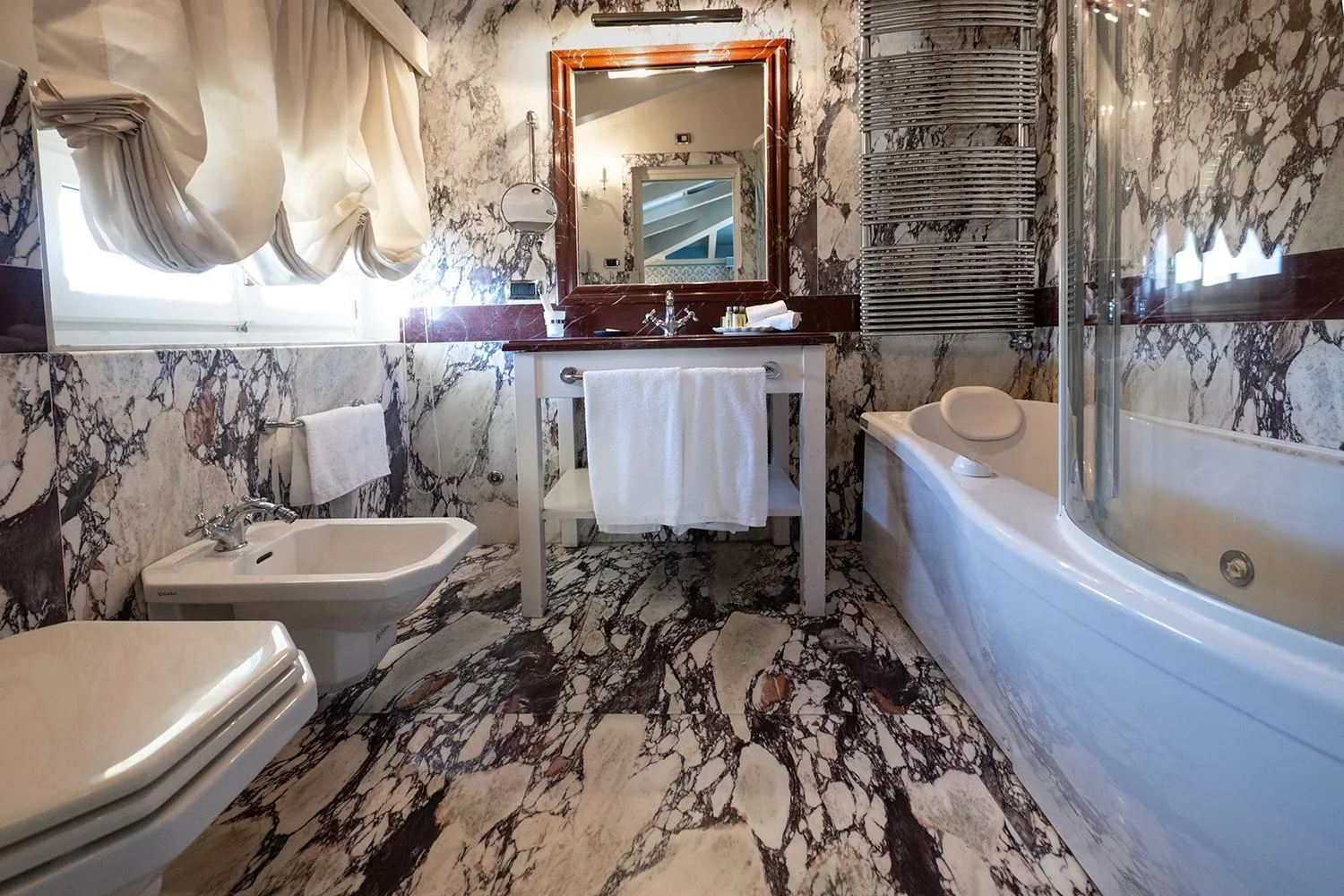 Toilet in Hotel Palazzo Guiscardo Pietrasanta