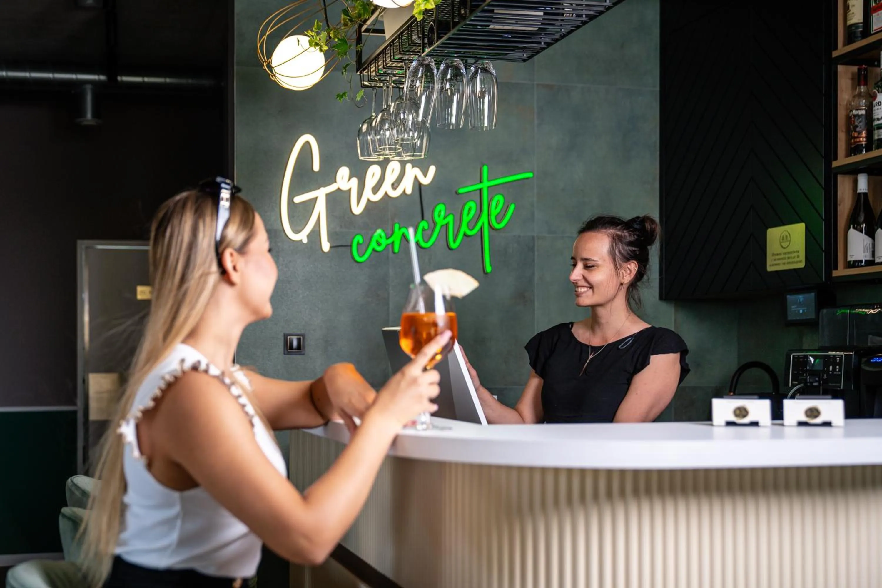 Restaurant/places to eat in Aparthotel Green Concrete