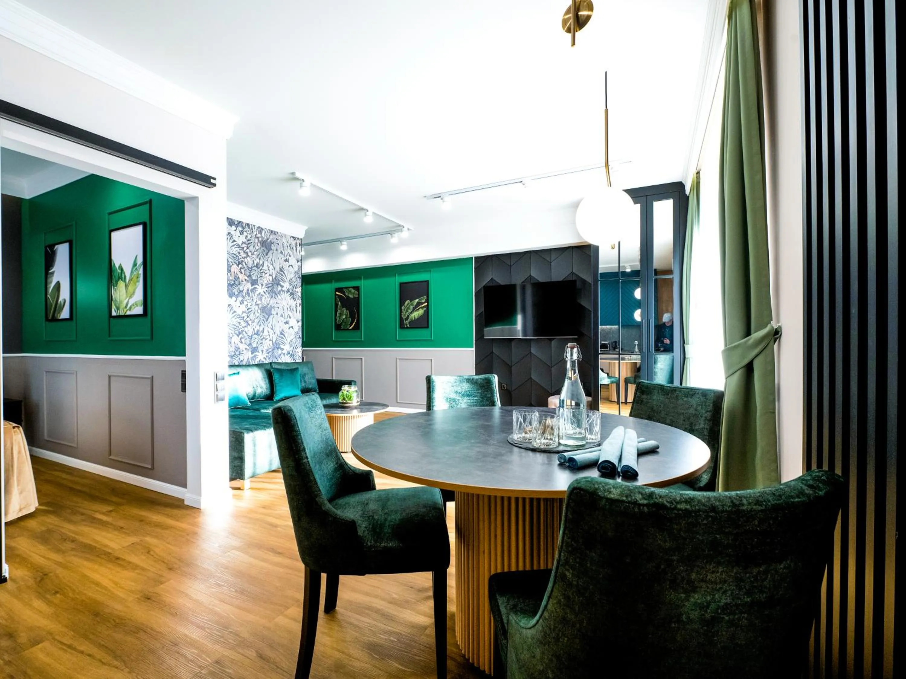 TV and multimedia in Aparthotel Green Concrete - ekologiczne apartamenty premium ze strefą Wellness