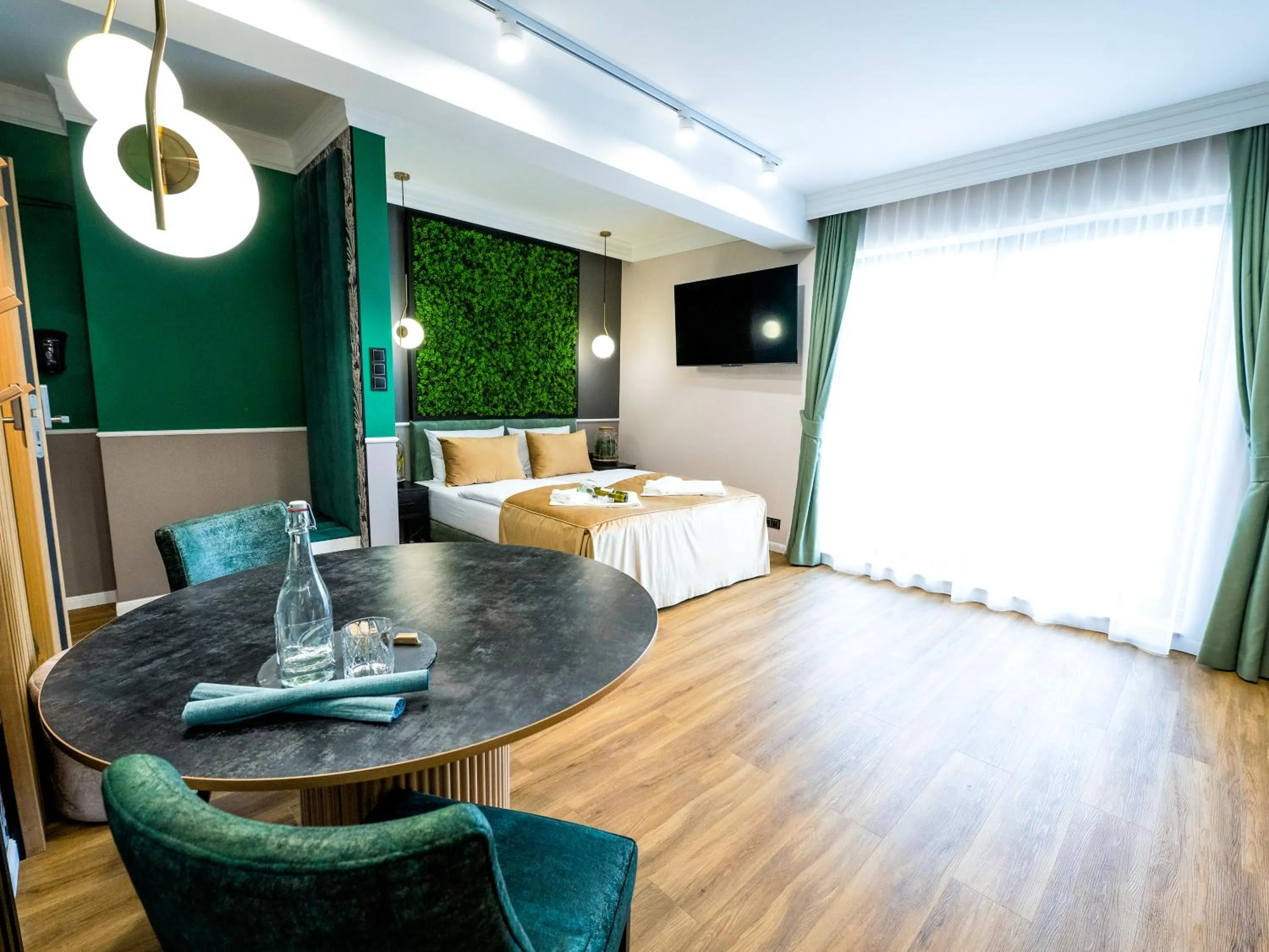 TV and multimedia in Aparthotel Green Concrete - ekologiczne apartamenty premium ze strefą Wellness