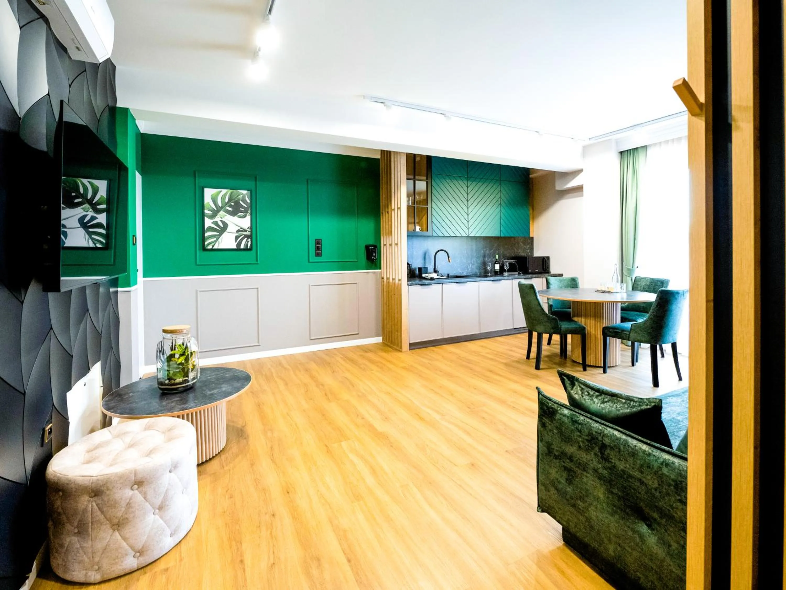 TV and multimedia in Aparthotel Green Concrete - ekologiczne apartamenty premium ze strefą Wellness