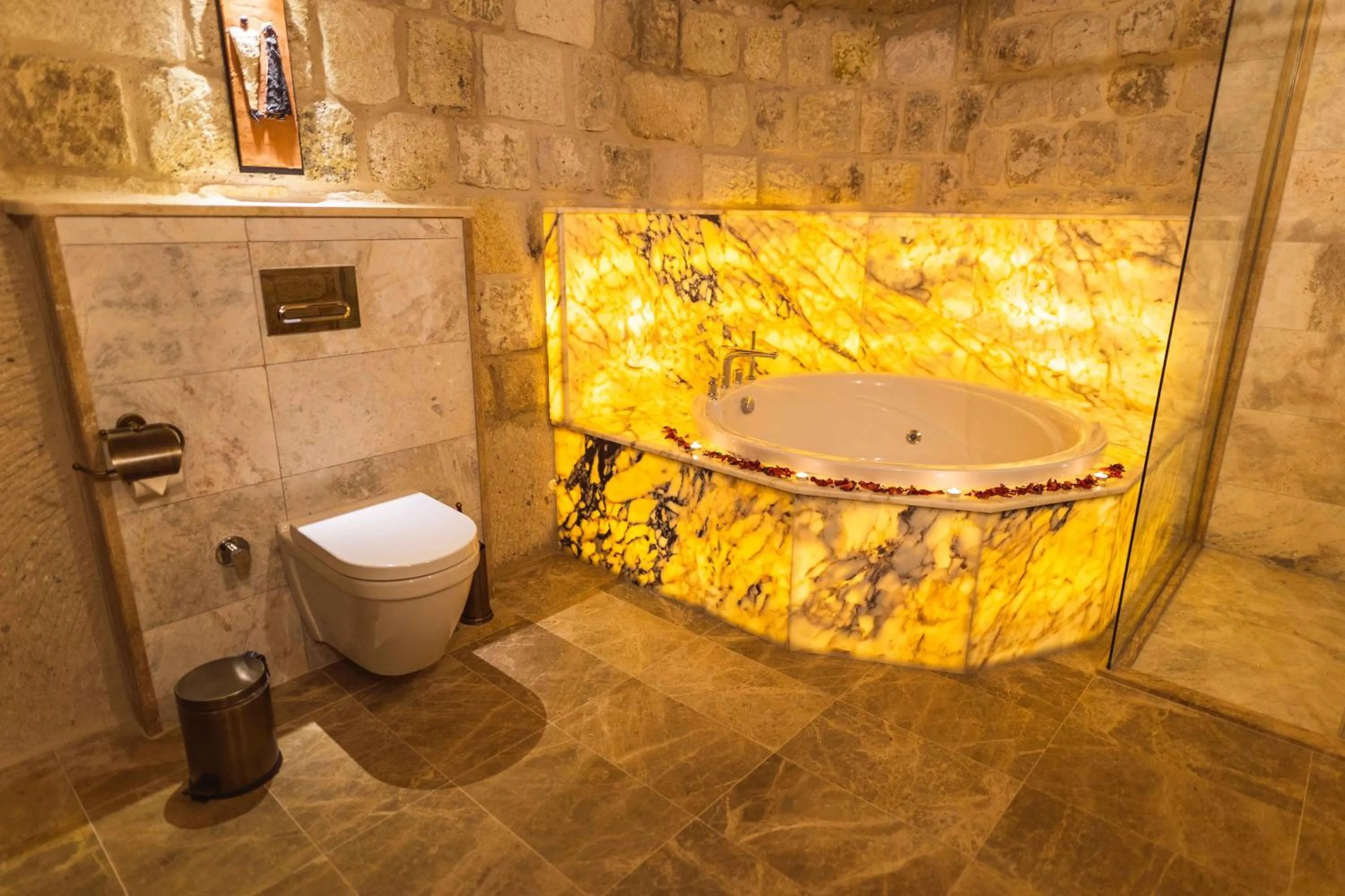 Hot Tub in Solo Cave Suites