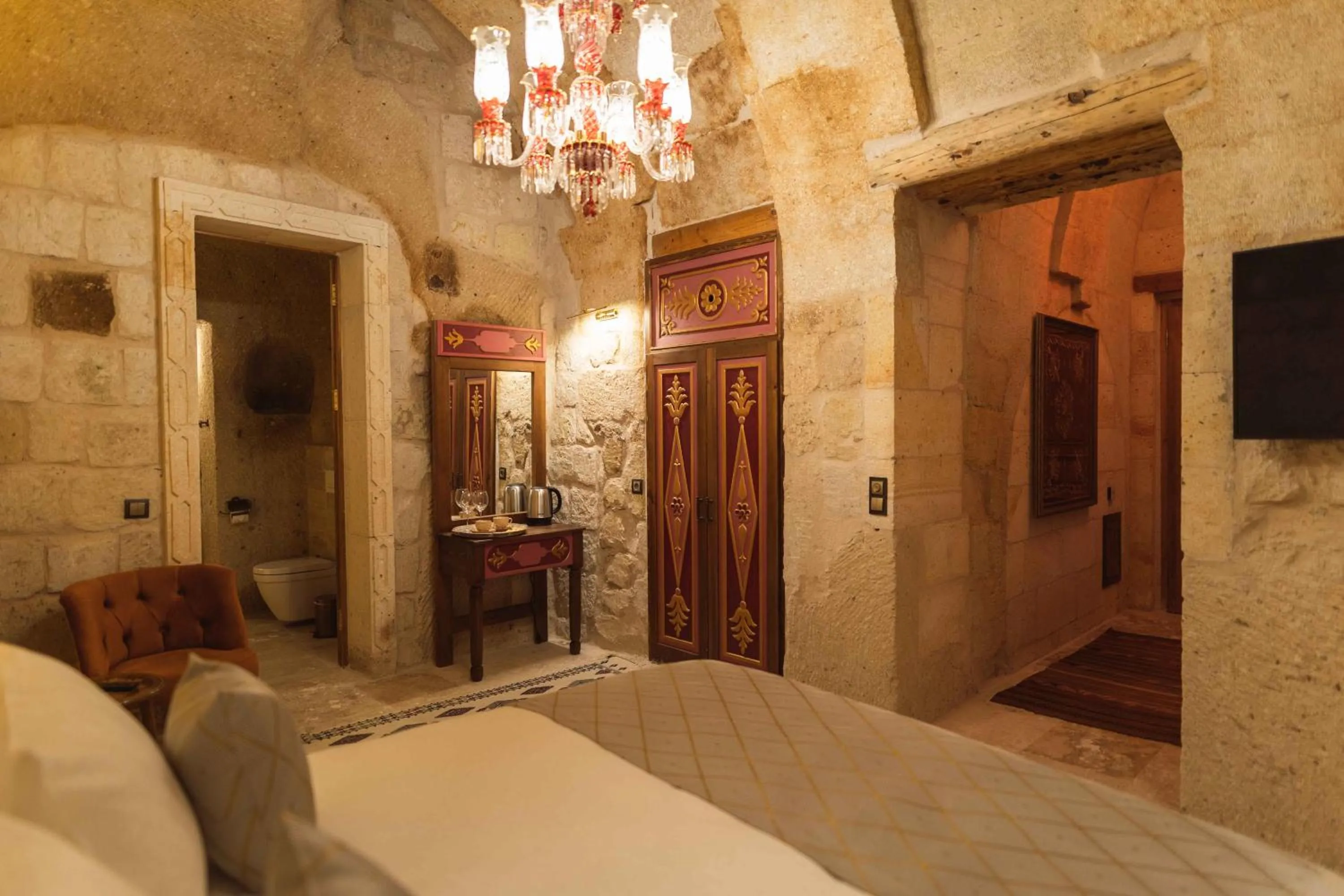 Photo of the whole room, Bed in Solo Cave Suites