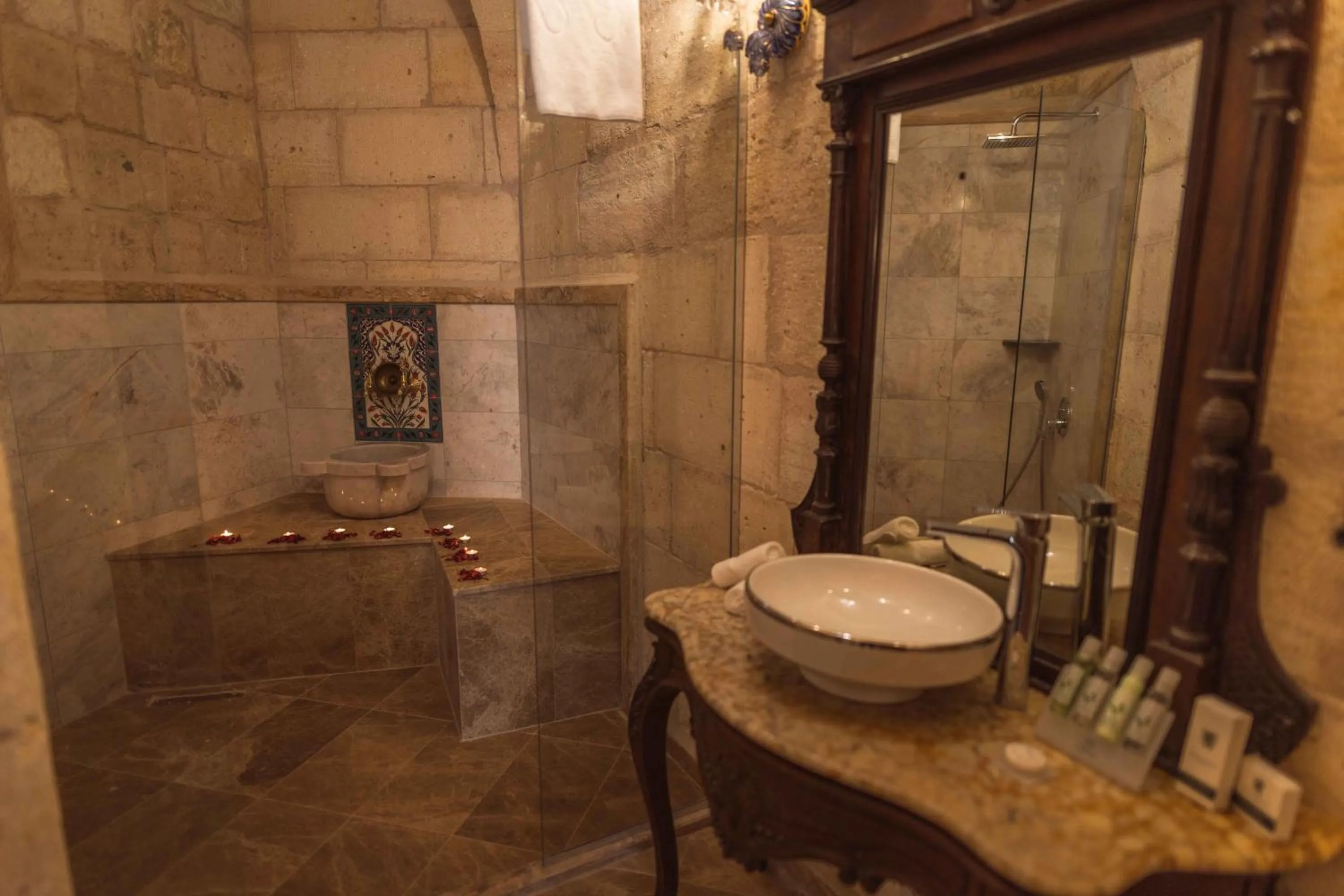 Bathroom in Solo Cave Suites