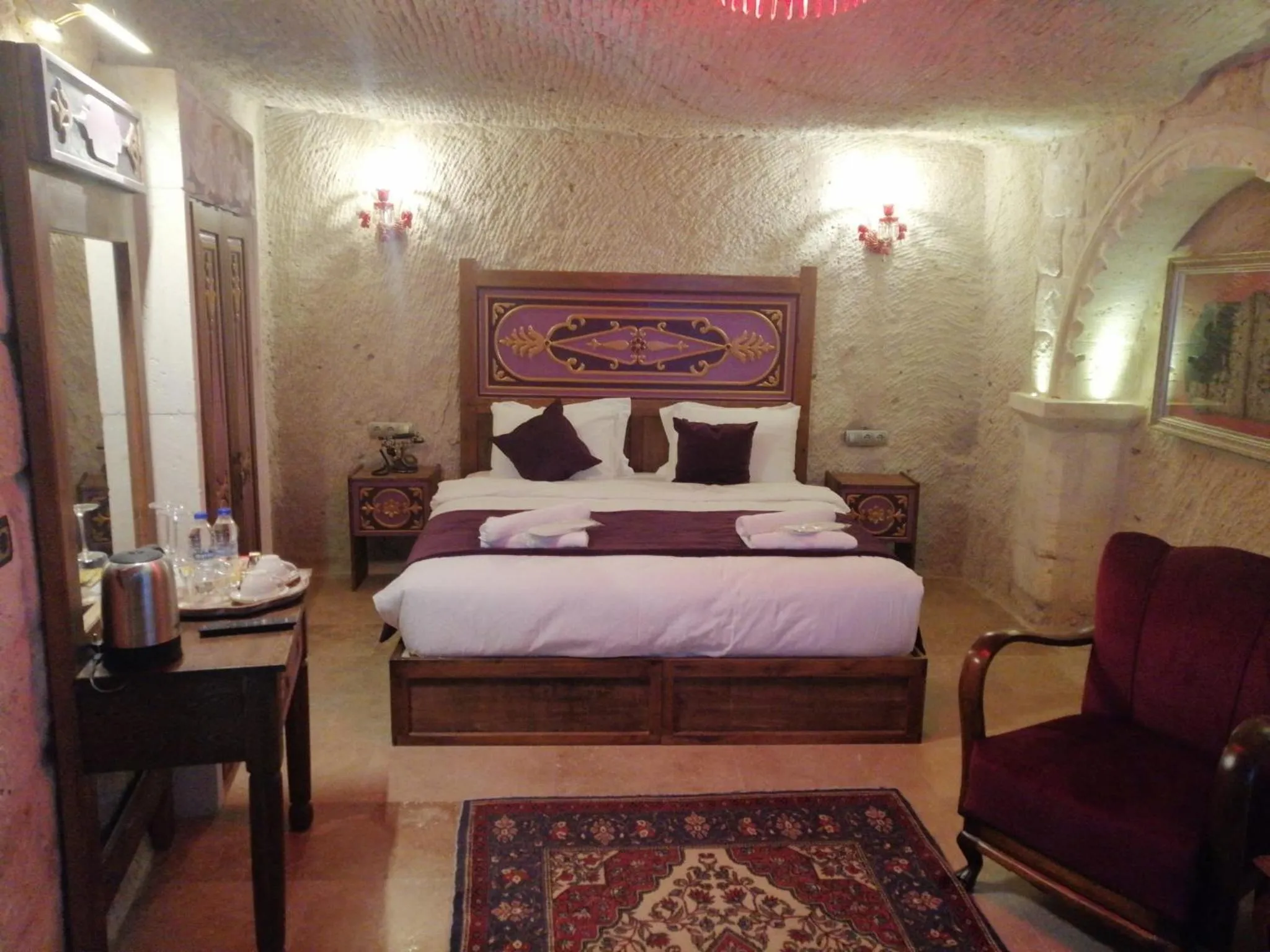 Bed in Solo Cave Suites