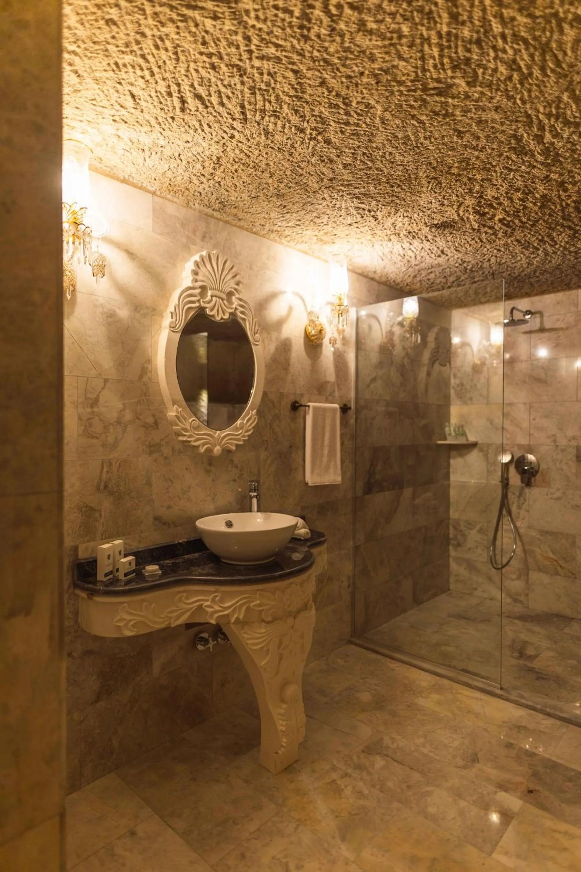 Bathroom in Solo Cave Suites
