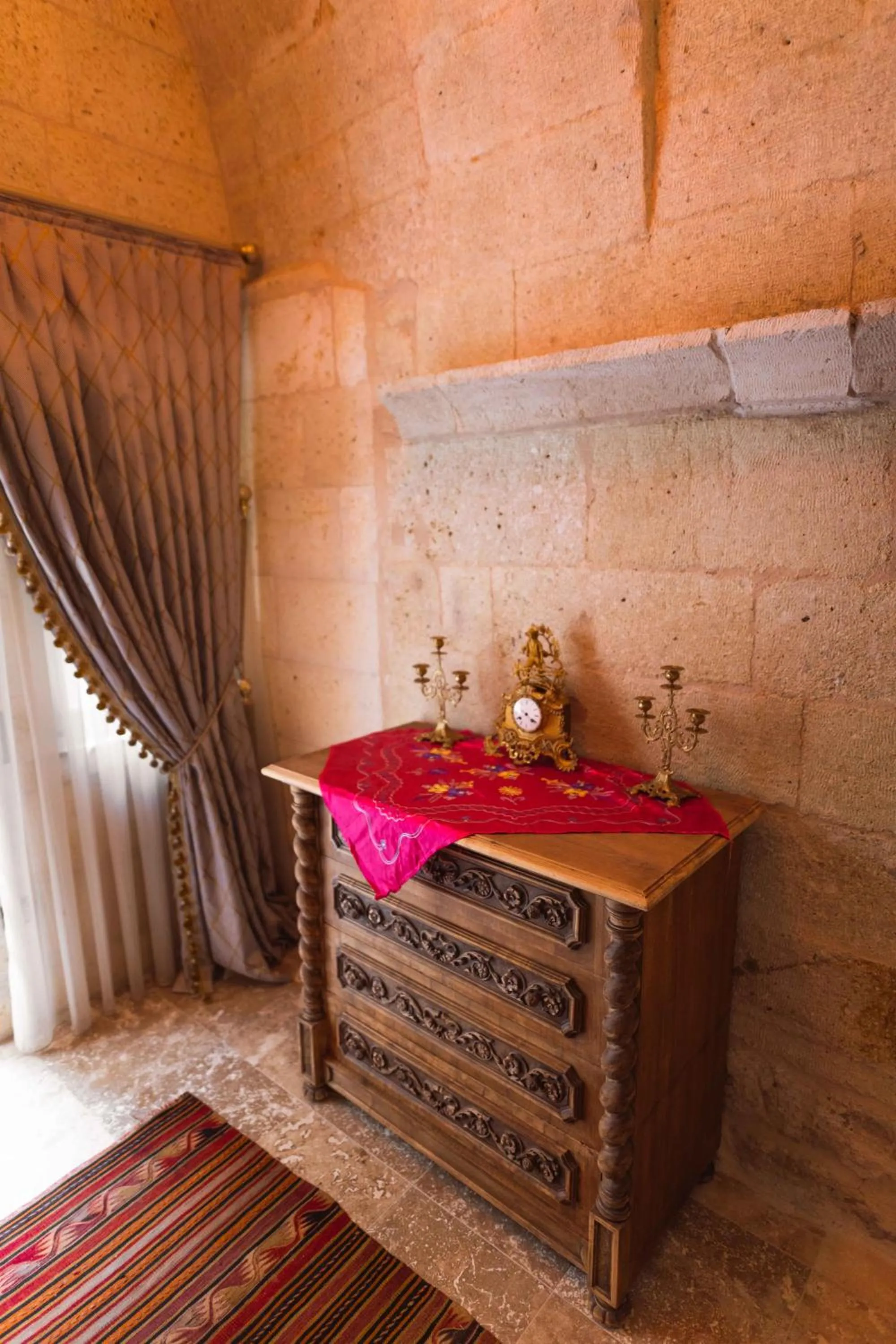 Massage, Bed in Solo Cave Suites