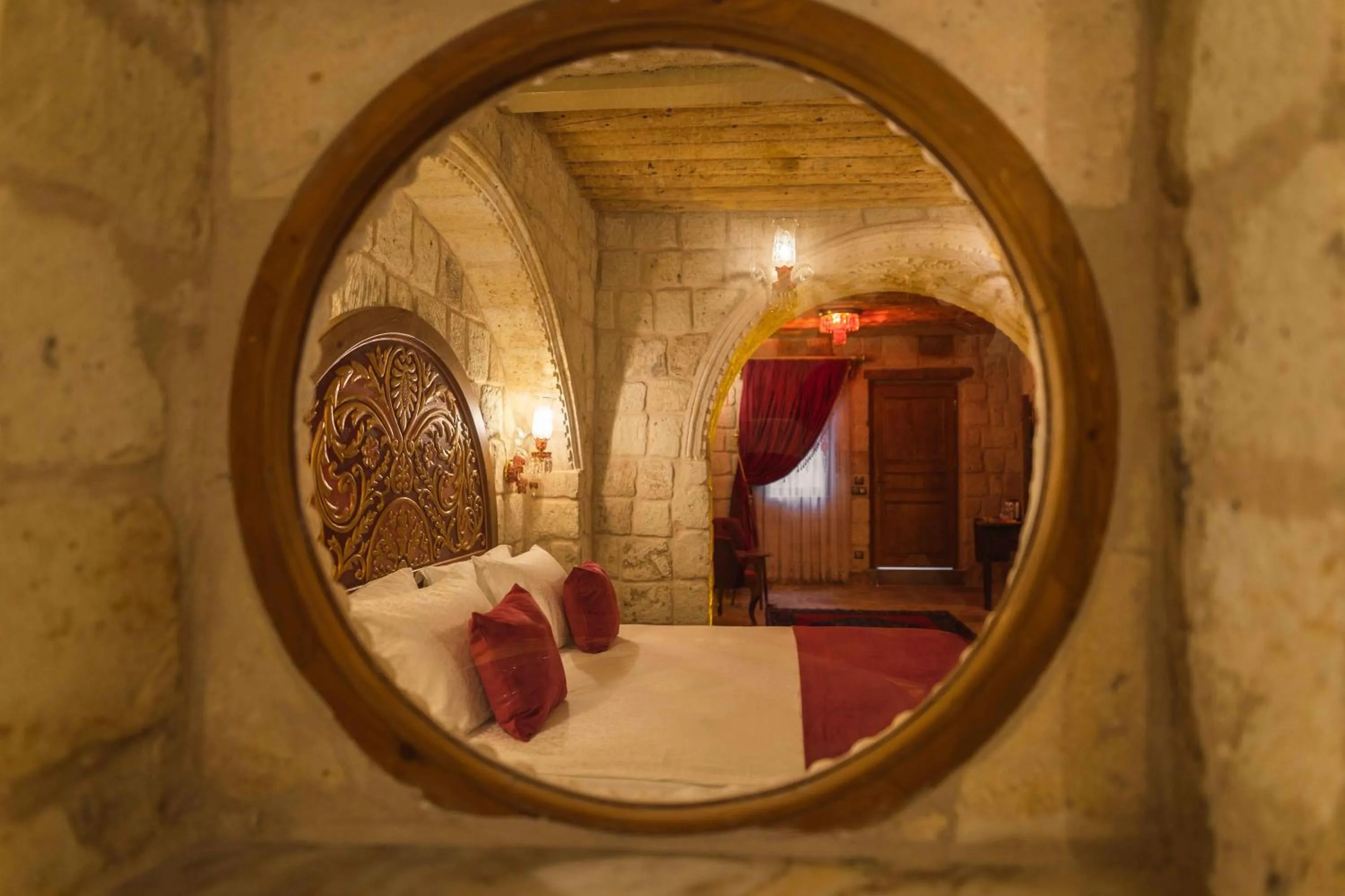 Photo of the whole room, Bed in Solo Cave Suites