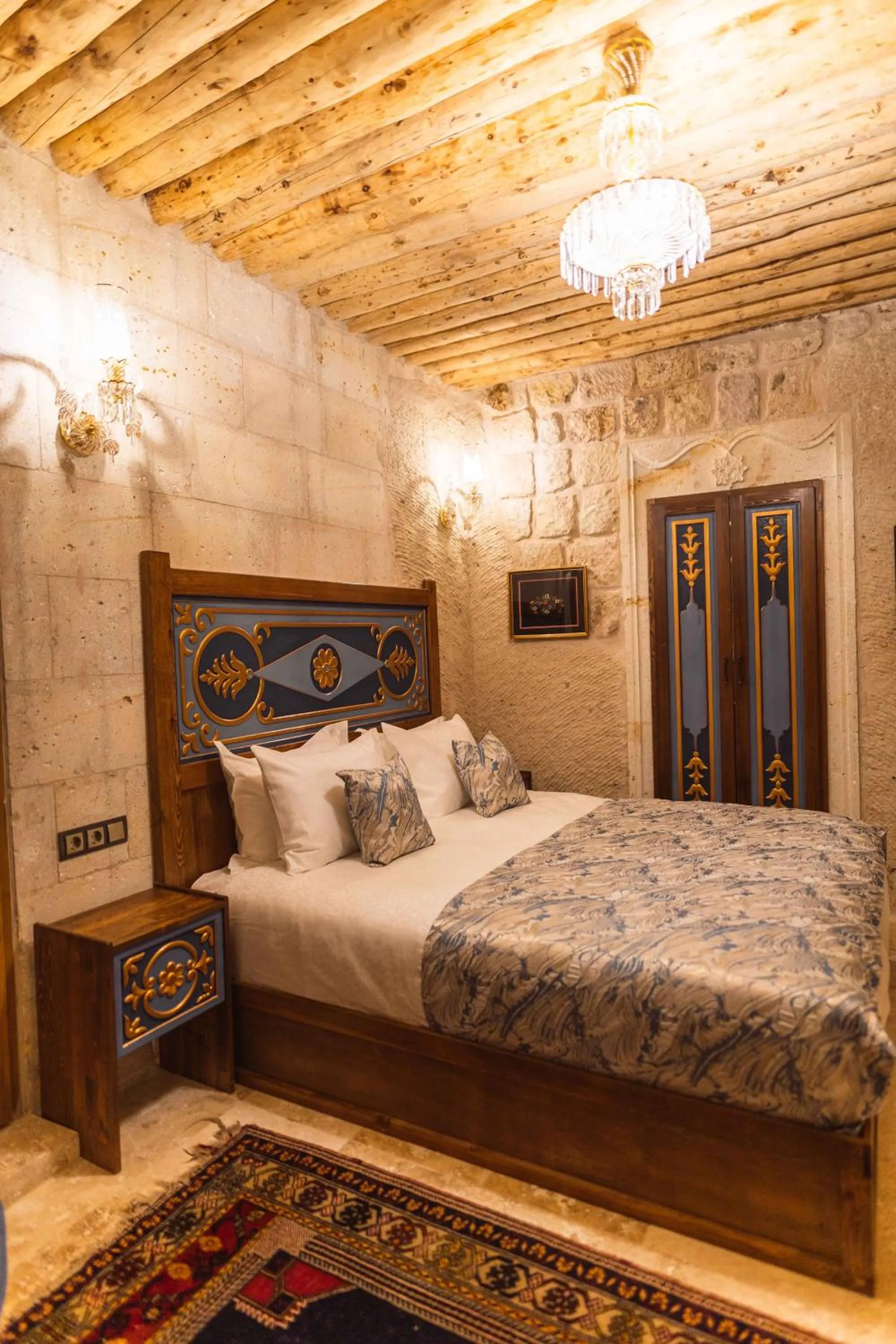 Photo of the whole room, Bed in Solo Cave Suites