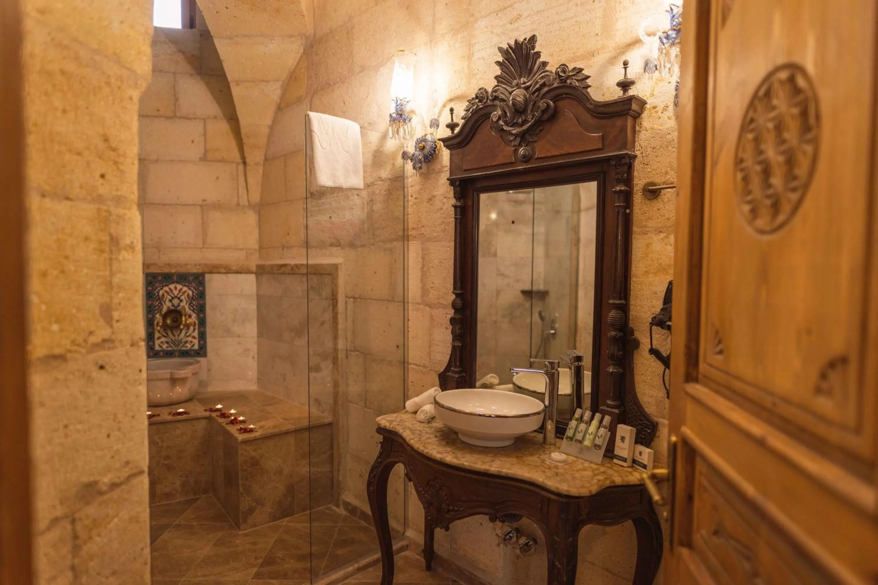 Bathroom in Solo Cave Suites