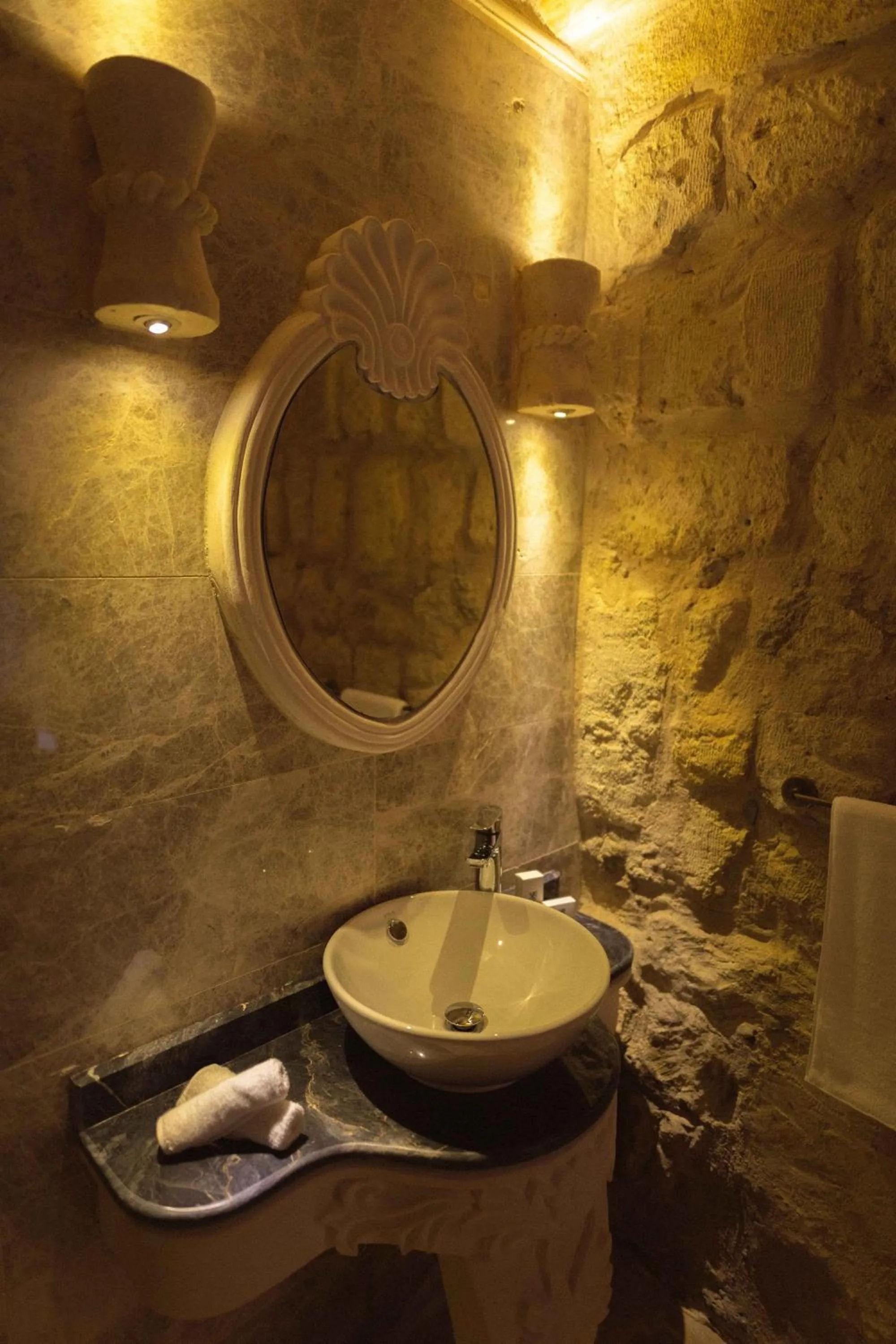 Bathroom in Solo Cave Suites