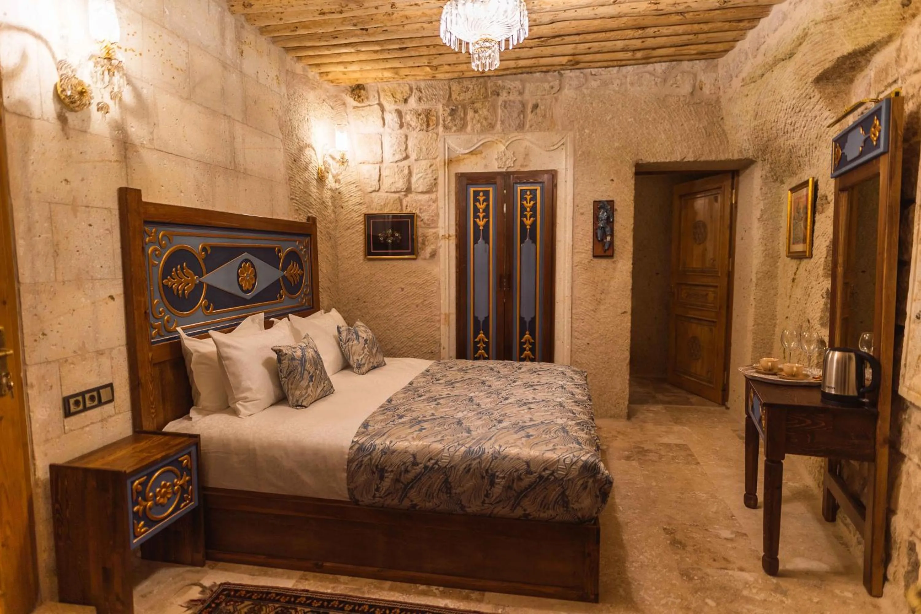 Bedroom, Bed in Solo Cave Suites