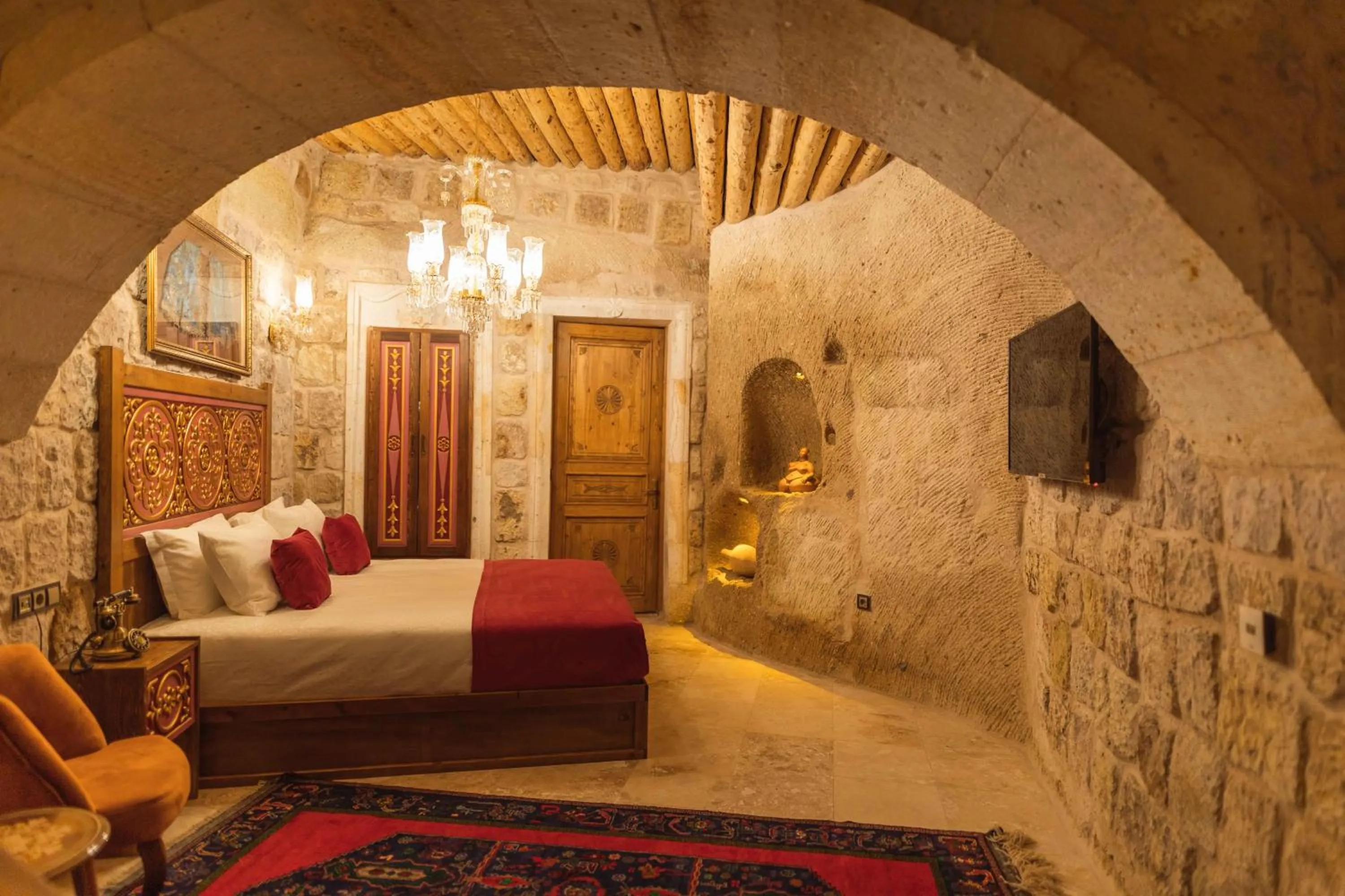 Photo of the whole room, Bed in Solo Cave Suites