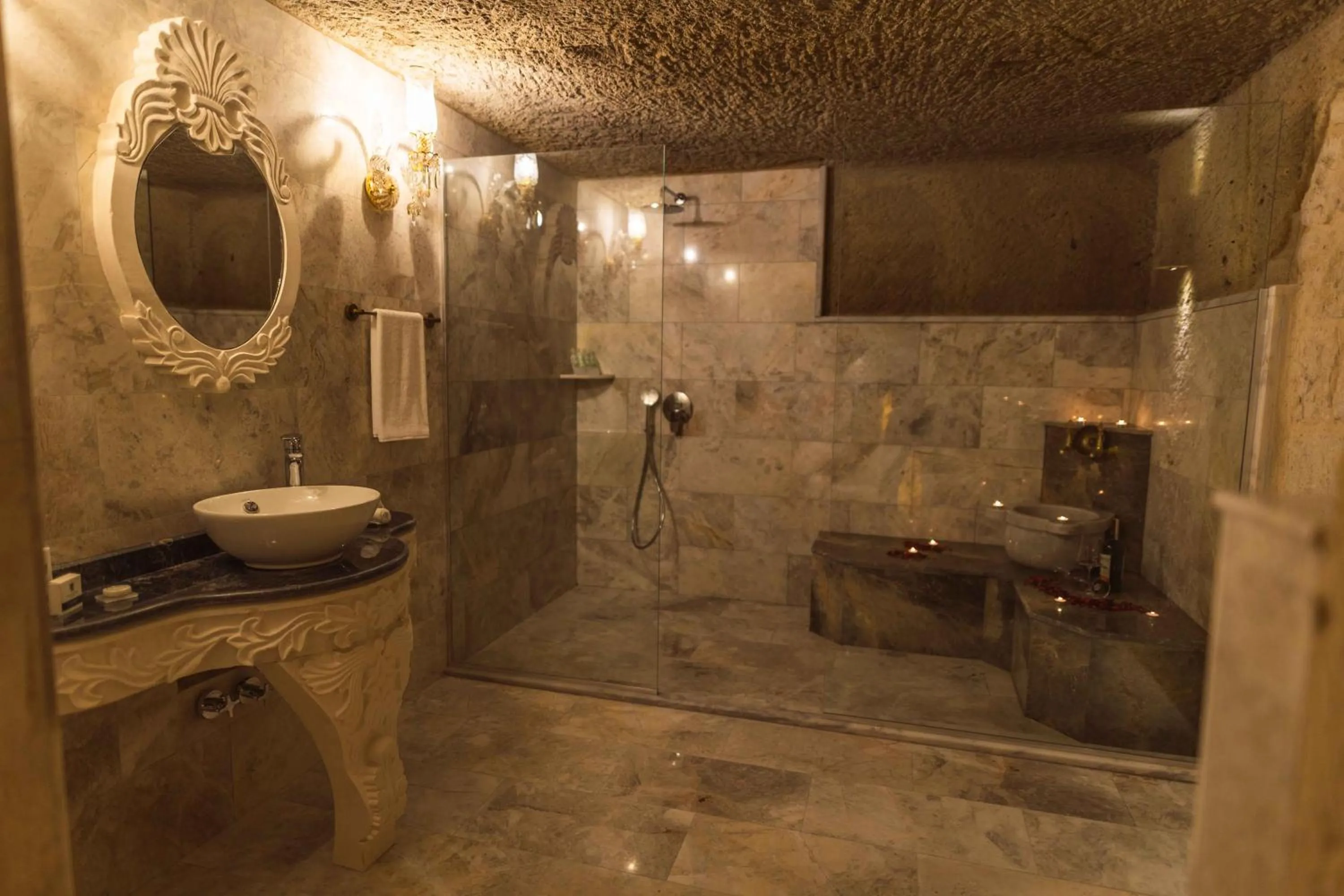 Bathroom in Solo Cave Suites