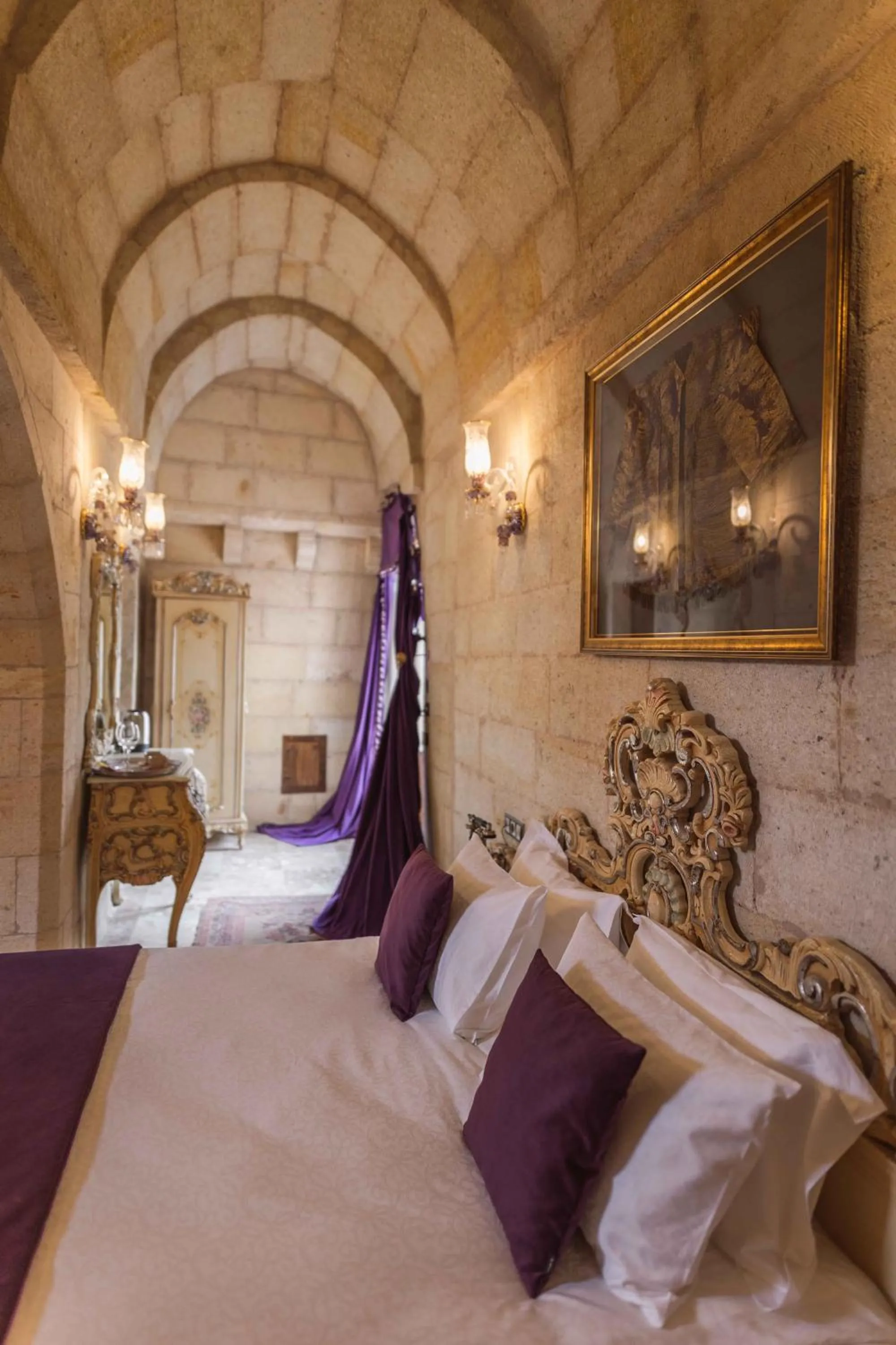 Bed in Solo Cave Suites