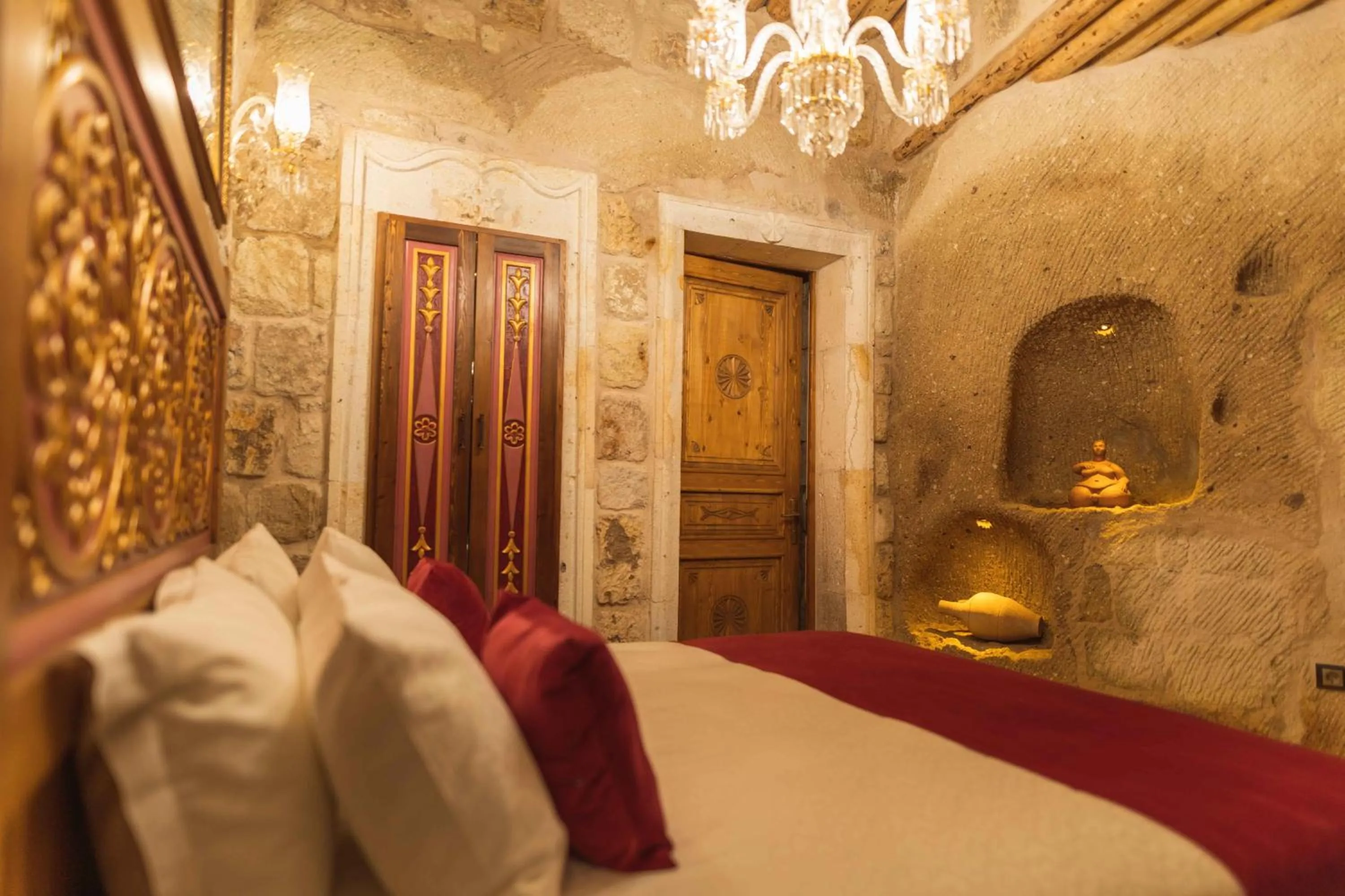 Photo of the whole room, Bed in Solo Cave Suites