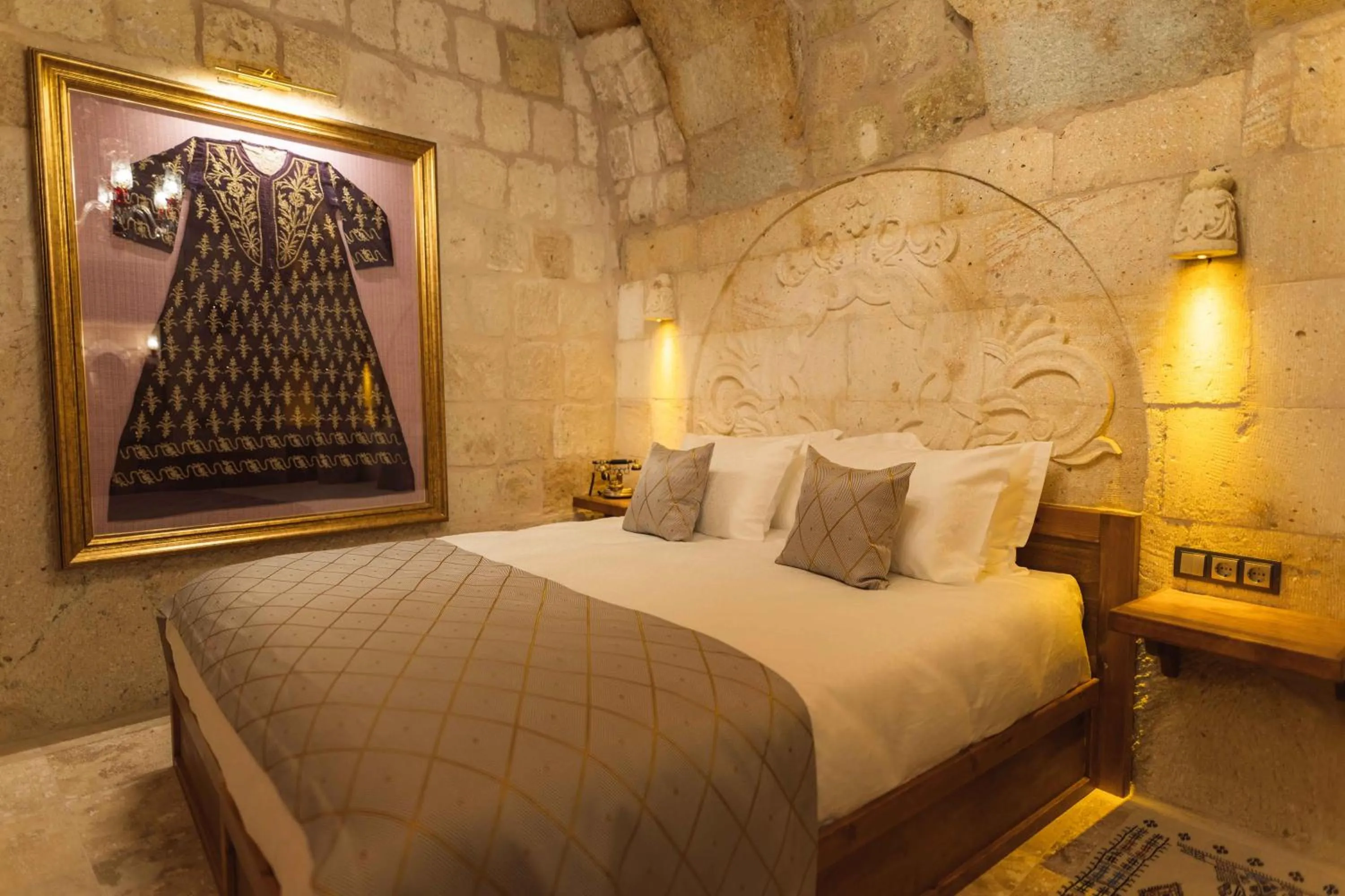 Photo of the whole room, Bed in Solo Cave Suites