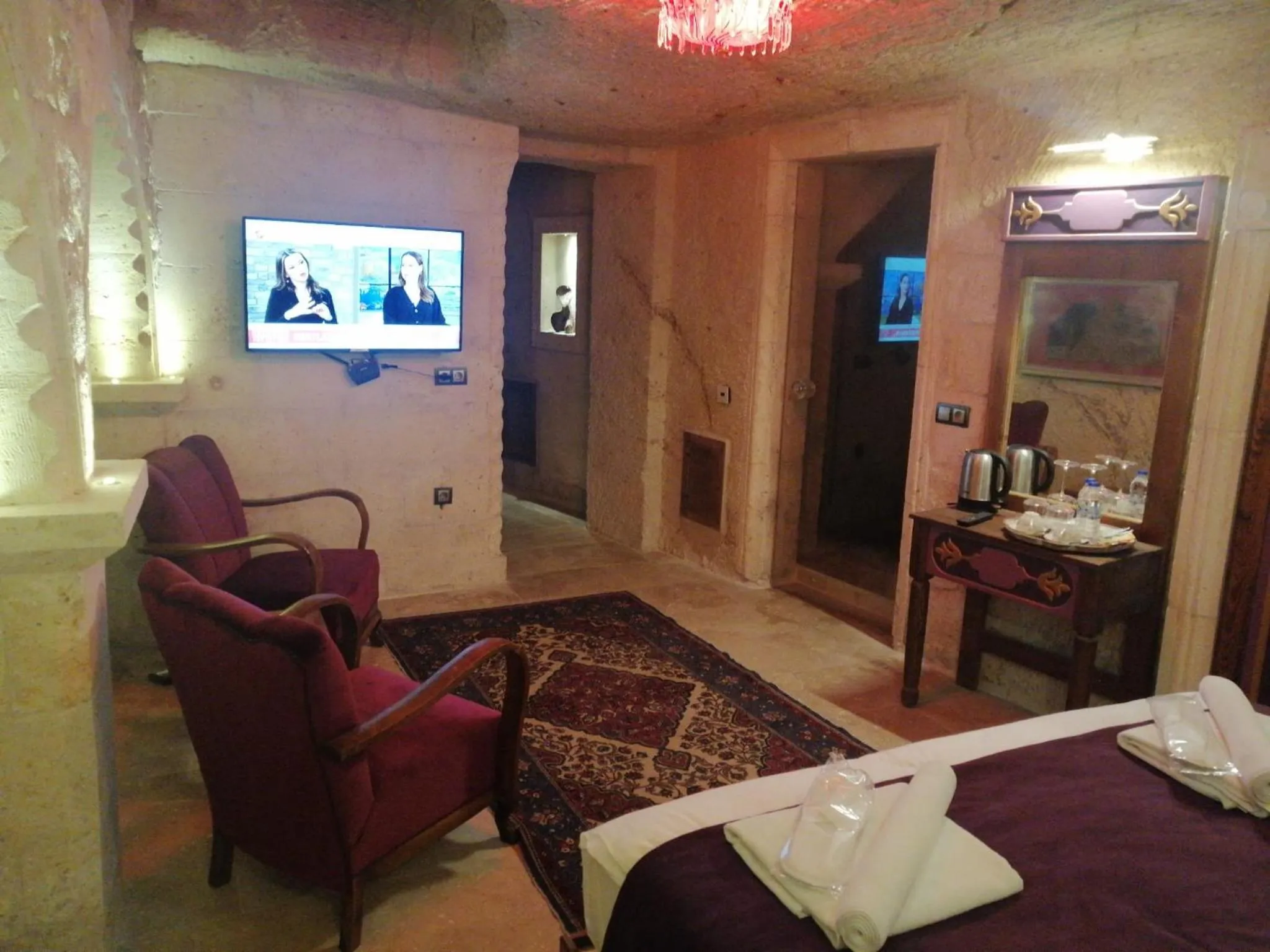 TV and multimedia, Bed in Solo Cave Suites