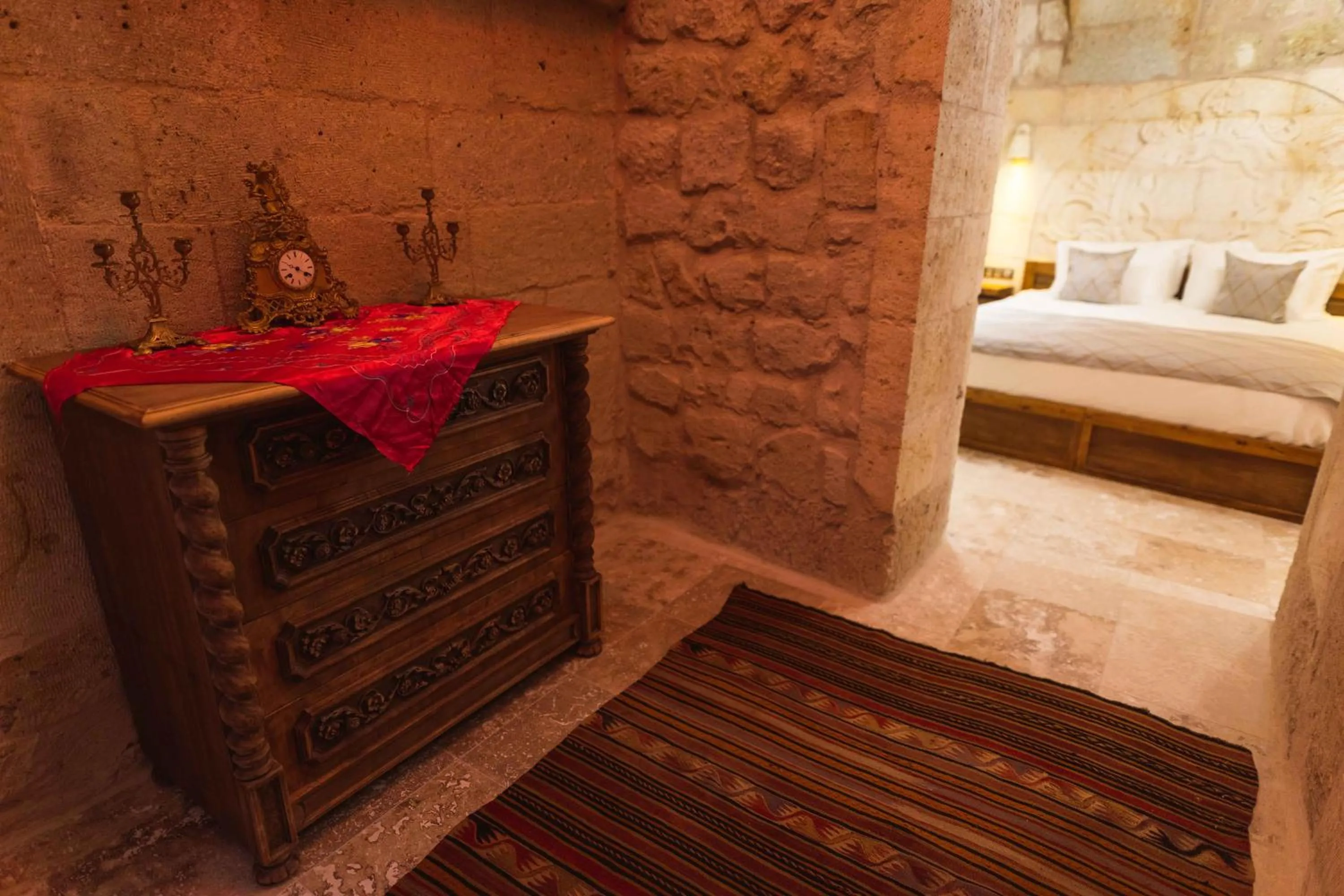 Photo of the whole room, Bed in Solo Cave Suites