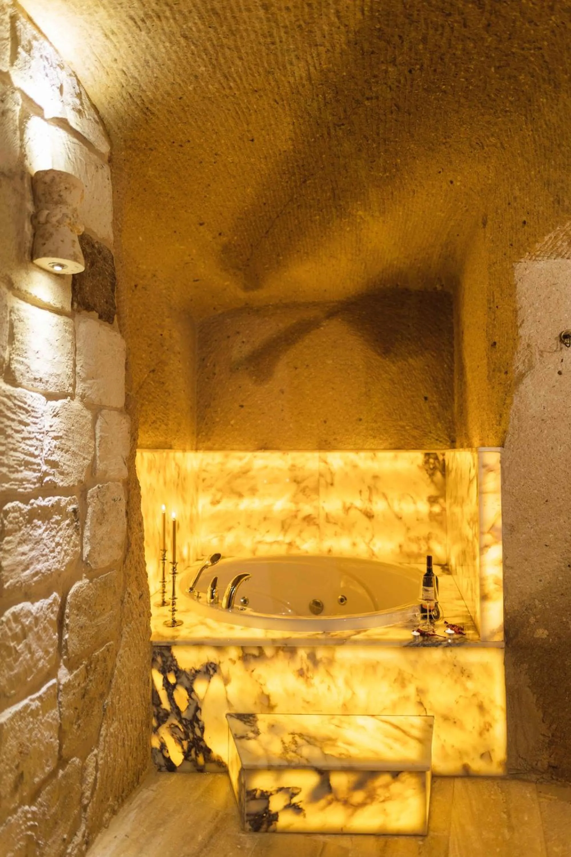 Hot Tub in Solo Cave Suites