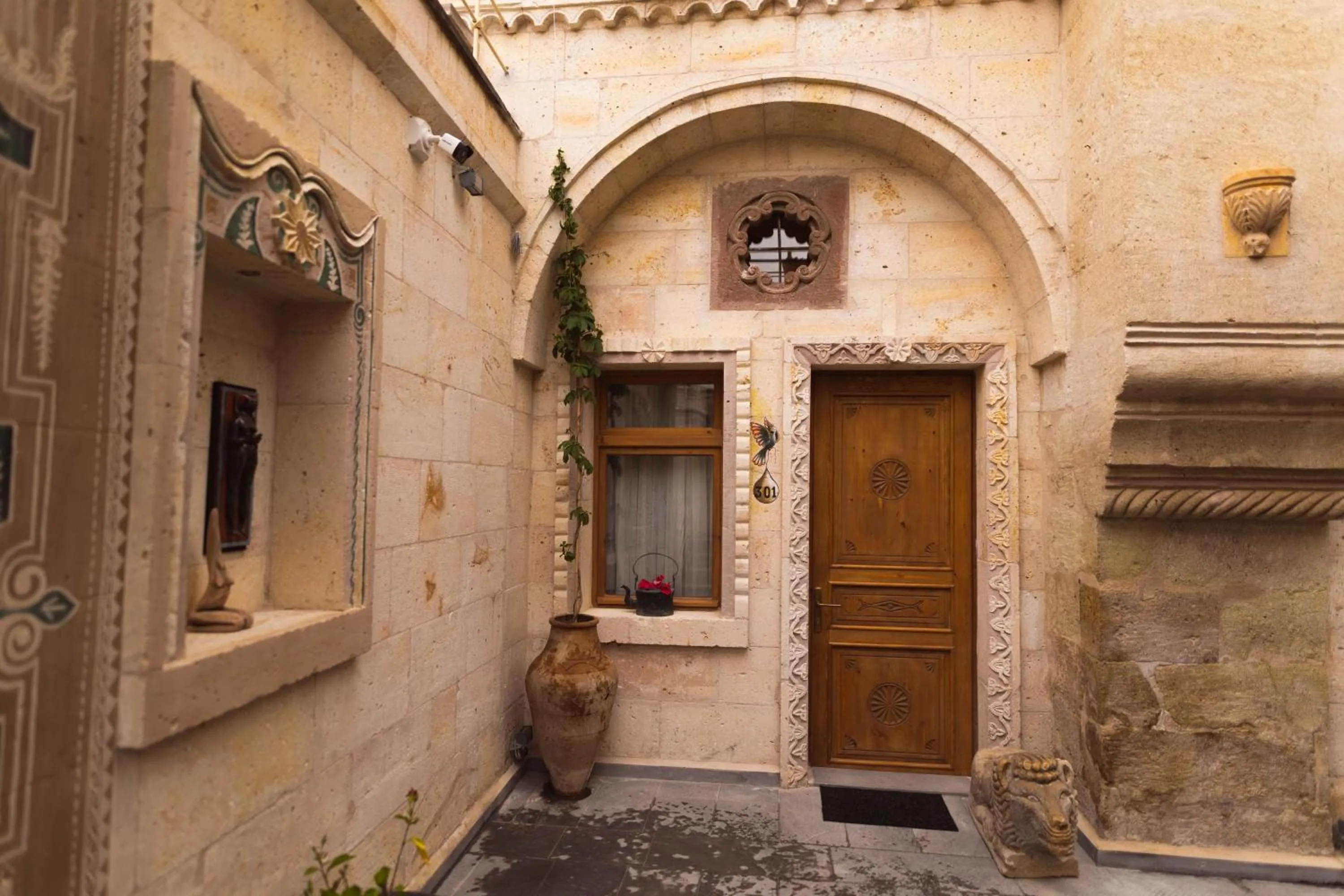 Facade/entrance in Solo Cave Suites