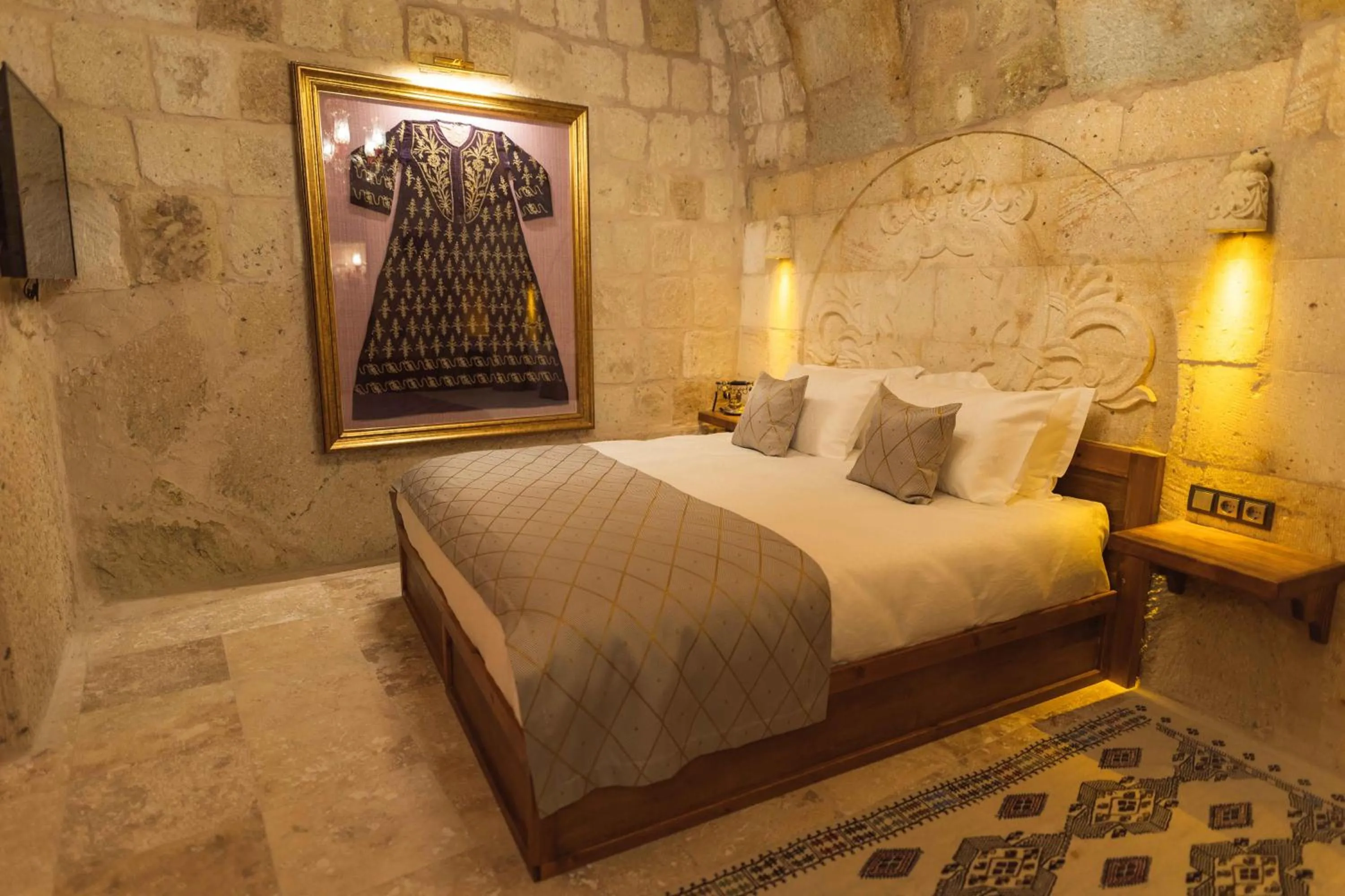 Bed in Solo Cave Suites