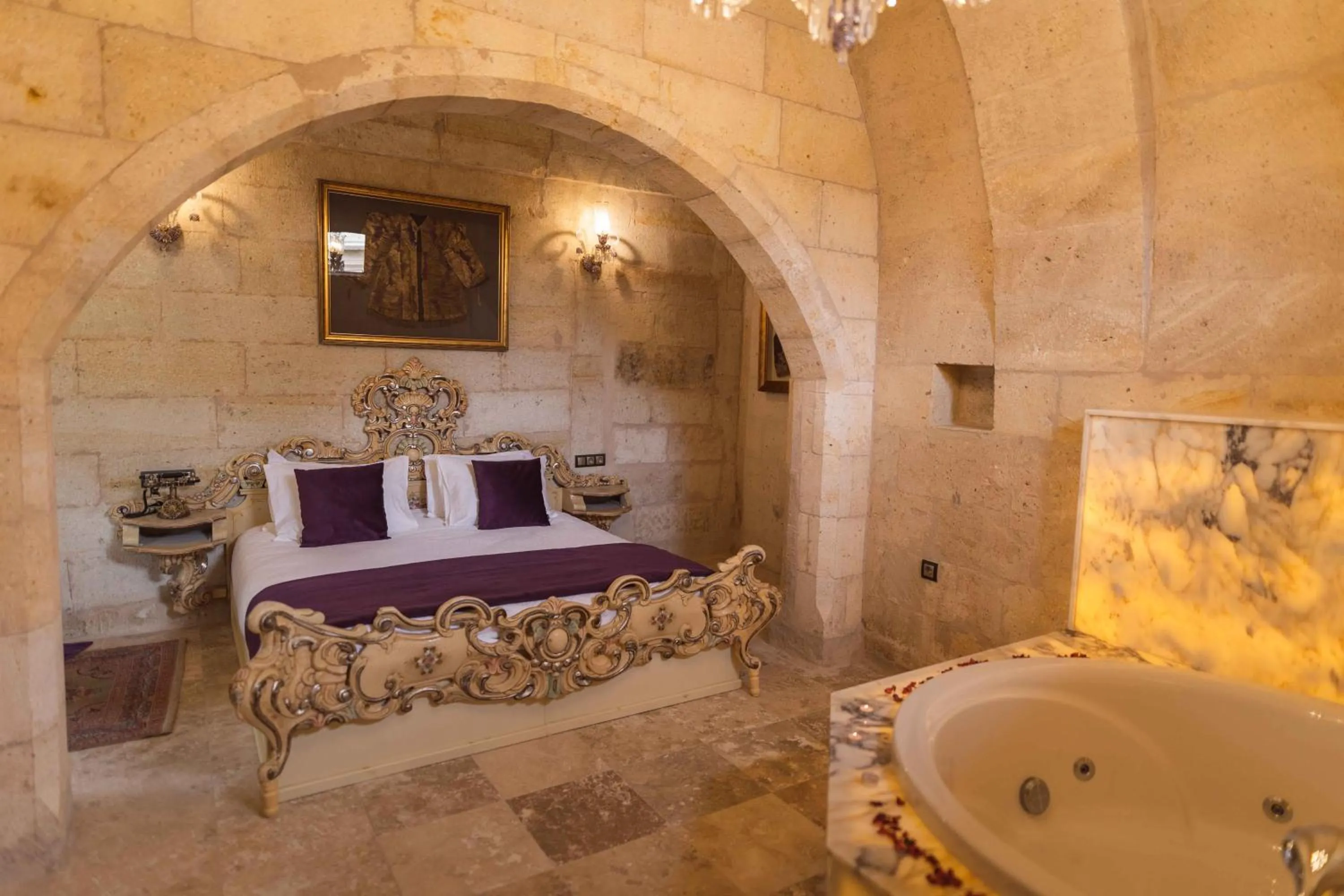 Bedroom, Bed in Solo Cave Suites