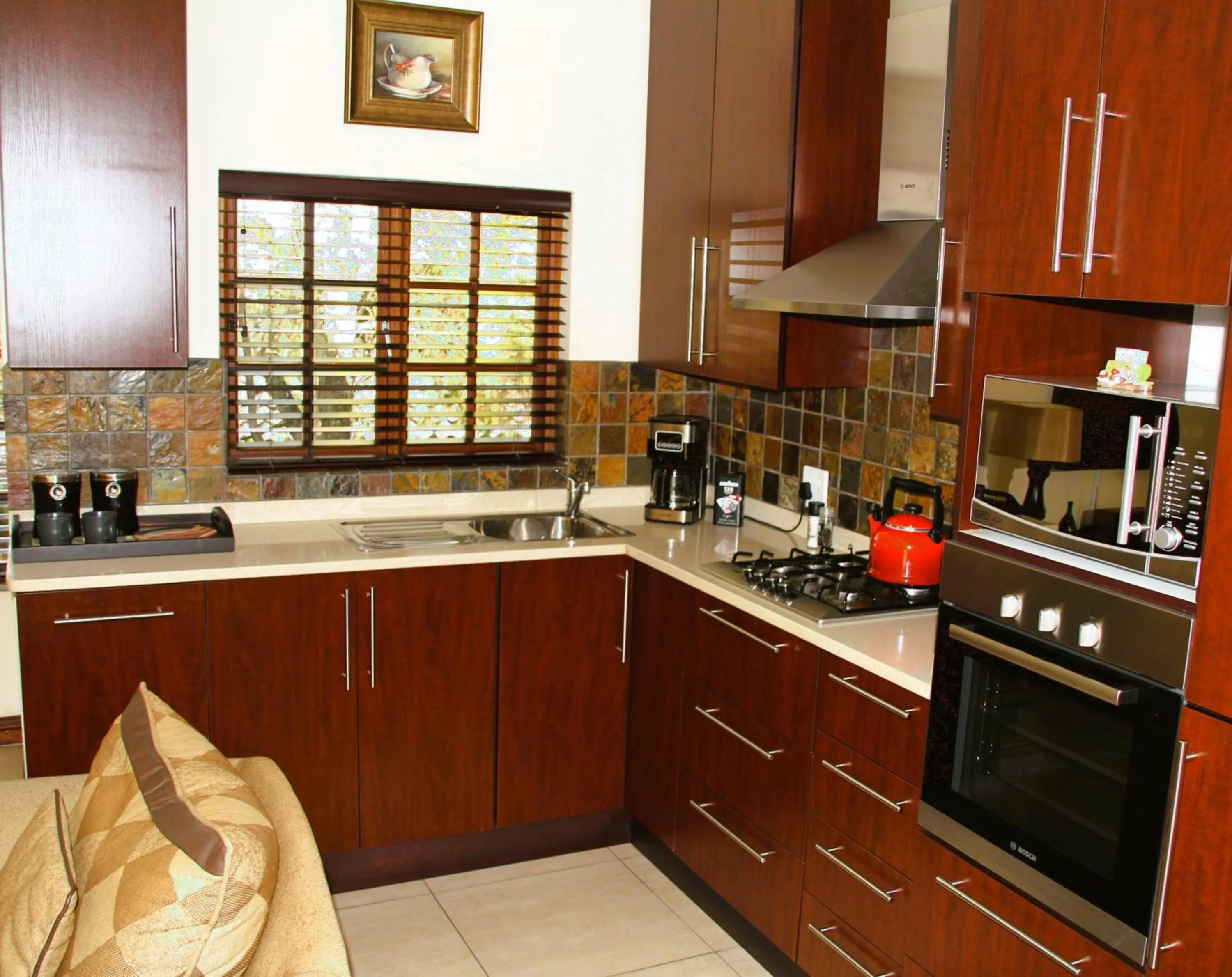 Kitchen or kitchenette in White River Country Estate Self Catering Apartment