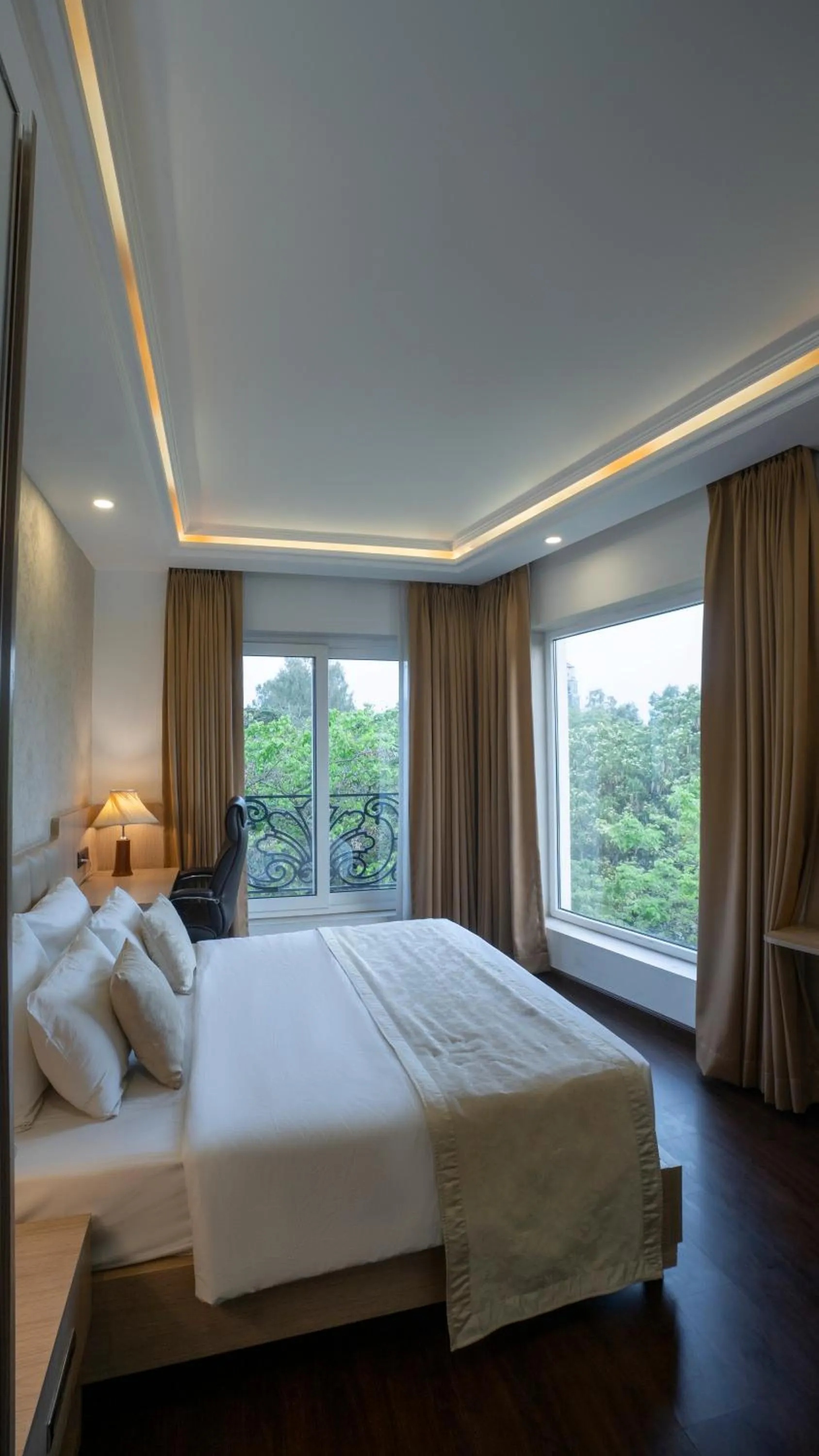 Quiet street view, Bed in The Woodbury